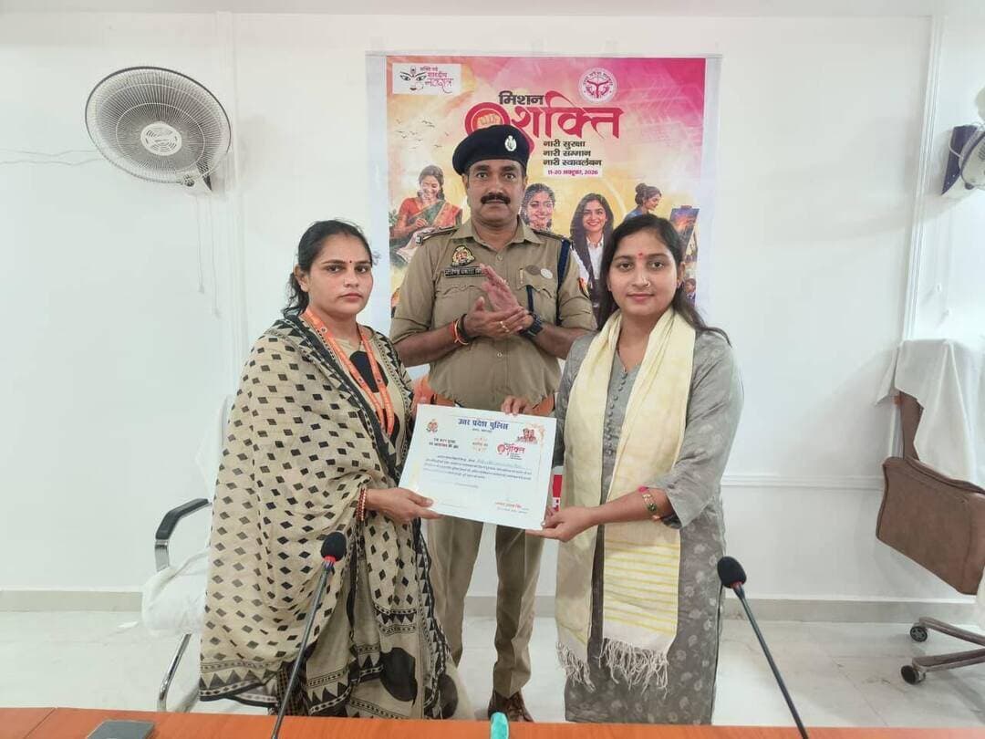 🚨 BREAKING NEWS 🚨
मिशन शक्ति 6.0: बलरामपुर में महिला शक्ति का सम्मान, उत्कृष्ट कार्य करने वाली महिलाओं और मेधावी छात्राओं को मिला प्रशस्ति पत्र।
उत्तर प्रदेश सरकार के मिशन शक्ति अभियान फेज-6.0 के तहत पुलिस अधीक्षक कार्यालय बलरामपुर में महिला सम्मान एवं जागरूकता कार्यक्रम का आयोजन किया गया। कार्यक्रम में विभिन्न क्षेत्रों में उत्कृष्ट कार्य करने वाली महिलाओं, बालिकाओं, मेधावी छात्राओं और महिला पुलिसकर्मियों को सम्मानित किया गया।
कार्यक्रम की मुख्य अतिथि जिला पंचायत अध्यक्ष सुश्री आरती तिवारी रहीं। पुलिस अधीक्षक मार्तण्ड प्रकाश सिंह के निर्देशन में आयोजित कार्यक्रम का पर्यवेक्षण एवं संचालन अपर पुलिस अधीक्षक विशाल पाण्डेय ने किया।
इन क्षेत्रों में उत्कृष्ट कार्य करने वाली महिलाओं का हुआ सम्मान
🔹 खेल के क्षेत्र में जनपद का नाम रोशन करने वाली महिला खिलाड़ी।
🔹 हाईस्कूल, इंटरमीडिएट और महाविद्यालय की मेधावी छात्राएं।
🔹 महिला चिकित्सक, स्टाफ नर्स और उत्कृष्ट महिला शिक्षिकाएं।
🔹 सामाजिक सेवा एवं गैर-सरकारी संगठनों में उल्लेखनीय योगदान देने वाली महिलाएं।
🔹 महिला सुरक्षा और सशक्तीकरण के लिए जागरूकता फैलाने वाली महिलाएं एवं बालिकाएं।
सभी चयनित प्रतिभागियों को उनके उत्कृष्ट योगदान के लिए प्रशस्ति पत्र प्रदान कर सम्मानित किया गया।
पुलिस अधीक्षक ने महिलाओं एवं बालिकाओं से किसी भी प्रकार की छेड़छाड़, घरेलू हिंसा, साइबर अपराध या आपात स्थिति में तत्काल सहायता लेने की अपील की।
पुलिस की ओर से महिलाओं को भरोसा दिलाया गया कि उनकी शिकायतों पर नियमानुसार कार्रवाई करते हुए सहायता उपलब्ध कराने का प्रयास किया जाएगा।
संदेश साफ है—महिलाओं का सम्मान, सुरक्षा और स्वावलंबन ही सशक्त समाज की पहचान है।
#BalrampurNews #बलरामपुर_न्यूज #MissionShakti6 #मिशन_शक्ति #महिला_सुरक्षा #महिला_सशक्तीकरण #नारी_सम्मान #UPPolice #BalrampurPolice #उत्तरप्रदेश_पुलिस #आरती_तिवारी #मार्तण्ड_प्रकाश_सिंह #महिला_सम्मान #बेटी_बचाओ_बेटी_पढ़ाओ #WomenSafety #WomenEmpowerment #UPNews #BreakingNews #SocialMediaNews #जनहित_की_खबर