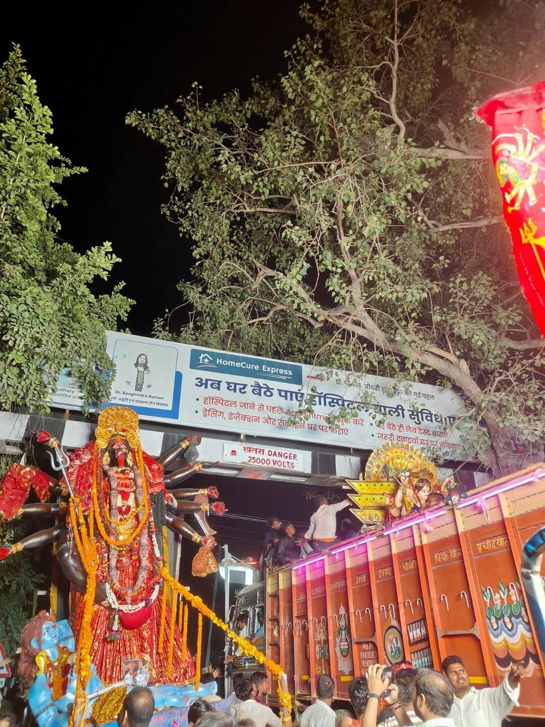 नवादा में रेलवे के गार्डर ने रोकी मां काली की राह! ऊंचाई कम, प्रतिमा निकालने में छूटे पसीने!