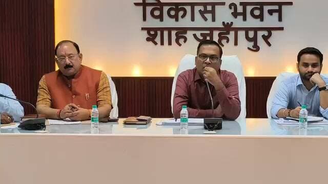 #शाहजहांपुर जिला अधिकारी को #ददरौल_विकासखंड के #विकासखंड_अधिकारी #नहीं बता सके कि #उनके_क्षेत्र में #हैंडपंप की क्या #हालत है।#डीएम ने खुद #दी_जानकारी