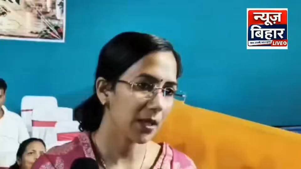 जिला ,,,,, भागलपुर रिपोर्ट,,,,,, चमन भागलपुर :नाथनगर CTS परिसर में हुआ रावण दहन
भागलपुर के नाथनगर के कर्णगढ़ स्थित सीटीएस मैदान में गुरुवार की रात विजयदशमी के मौके पर रावण दहन की परंपरा धूमधाम से मनाई गई। इस मौके पर हजारों दर्शक मैदान में मौजूद रहे।
भागलपुर की जिला मजिस्ट्रेट अलंकृता पांडे ने रावण के पुतले का दहन किया। वरिष्ठ पुलिस अधीक्षक (एसएसपी) प्रमोद यादव ने कुंभकर्ण के पुतले में आग लगाई और अनुमंडल पदाधिकारी (एसडीएम) विकास कुमार ने मेघनाद का पुतला जलाया। इस साल रावण का पुतला 35 फीट, कुंभकर्ण का 30 फीट और मेघनाद का पुतला 25 फीट ऊंचा बनाया गया था।
डीएम अलंकृता पांडे ने कहा कि रावण दहन एक धार्मिक और सामाजिक परंपरा है, जो लोगों को एक साथ आने और पुरानी शिकायतों को भुलाने का मौका देती है। एसएसपी प्रमोद यादव ने बताया कि पुलिस प्रशासन की कड़ी निगरानी में शहर भर में दुर्गा पूजा का त्योहार शांतिपूर्ण ढंग से संपन्न हुआ।
बाइट,, जिलाधिकारी,, पुलिस अधीक्षक