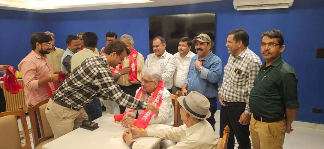 मध्यप्रदेश श्रमजीवी पत्रकार संघ के प्रांताध्यक्ष श्री शलभ भदौरिया जी का भव्य स्वागत और प्रदेश के पदाधिकारियों एवं वरिष्ठ पत्रकार डॉक्टर सुरेश सम्राट जी का हुआ सम्मान, बैठक भी संपन्न
ग्वालियर। प्रदेश का सबसे बड़ा पत्रकारों का संगठन मध्यप्रदेश श्रमजीवी पत्रकार संघ के प्रांताध्यक्ष श्री शलभ भदौरिया ग्वालियर आए प्रेस क्लब के कार्यक्रम के बाद वो सीधे होटल प्रहलाद इन में होने बाली ग्वालियर जिला इकाई द्वारा आयोजित संगठन की बैठक में मुख्य रूप से पहुंचे जहां श्री शलभ भदौरिया जी का ग्वालियर जिला इकाई के अध्यक्ष शाहनवाज खान, महासचिव देव करण राजपूत, सचिव सोमेश शर्मा, राघव अग्रवाल, पूर्व अध्यक्ष संजय शर्मा सहित अन्य पदाधिकारियों ने स्वागत किया जिसके बाद शहर के वरिष्ठ पत्रकार डॉक्टर सुरेश सम्राट का भी स्वागत किया स्वागत कि इस कड़ी में प्रदेश के पदाधिकारियों जिनमें वरिष्ठ पत्रकार प्रदेश कार्यसमिति सदस्य प्रदीप मांडरे, प्रदेश उपाध्यक्ष राजकुमार दुबे, प्रवीण मिश्रा, संभागीय अध्यक्ष चंबल संभाग सतेंद्र सिंह, पूर्व महिला प्रकोष्ठ की अध्यक्ष कविता मंडरे,ग्वालियर संभाग अध्यक्ष गजेंद्र इंगले, संभागीय महासचिव अशोक पाल, मुरैना जिला अध्यक्ष प्रशांत शर्मा आदि का स्वागत किया गया। जिसके बाद संगठन की महत्वपूर्ण बैठक आयोजित की गई और संगठन को और अधिक मजबूत बनाने पर रणनीति तैयार की गई। इस दौरान भारी संख्या में पत्रकार साथी मौजूद रहे, और अंत में श्री शलभ भदौरिया जी को विशेष स्मृति चिन्ह प्रहलाद मानव सेवा संस्थान के संयोजक समाजसेवी शिवराज सिंह सिकरवार एवं मौजूद पत्रकार साथियों ने प्रदान किया।
#gwaliornews #newsimpact
#mpwju #journalistunion
Shalabh Bhadoria