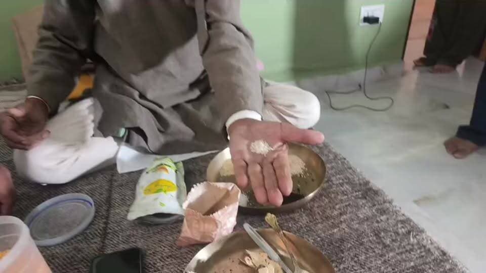 सोलन से आए वैद्य राजेश कपूर ने स्वास्थ्य से संबंधित जानकारी दी और कहा, हर चमकने वाली चीज सोना नहीं होती
#kullutodaynews #himachalpradesh #himachalupdate #MediaPower #himachalkiawaaz #KTN #ATM #shimla #kullu #rampur