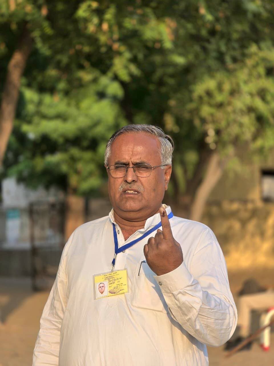 बाड़मेर कांग्रेस के पूर्व जिला अध्यक्ष फतेह खान ने किया अपना मतदान।