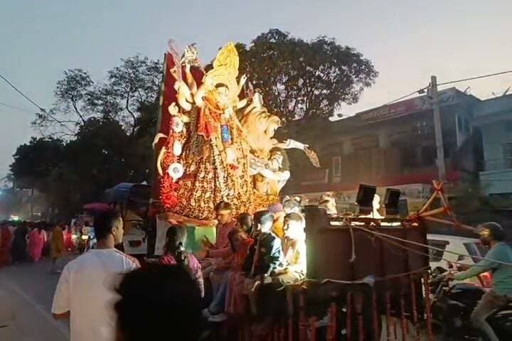 नम आंखों से मां दुर्गे को दी विदाई, जयकारों और भक्ति के बीच प्रतिमाओं को दिया जल विश्राम
सिमडेगा में एकादशी पर निकली भव्य विसर्जन शोभायात्रा, ढोल-नगाड़ों की थाप पर झूमे श्रद्धालु
सिमडेगा:नौ दिनों तक मां दुर्गा की आराधना, भक्ति और उत्सव में डूबे सिमडेगा शहर में एकादशी के दिन माहौल भावुक हो उठा। मां दुर्गा की प्रतिमाओं के विसर्जन के साथ ही पूजा महोत्सव का समापन हुआ। श्रद्धालुओं ने नम आंखों और जयकारों के बीच माता रानी को विदाई देते हुए अगले वर्ष फिर आने की कामना की। देर शाम जलाशय में मां दुर्गा की प्रतिमाओं को एक वर्ष के लिए जल विश्राम दिया गया।
दुर्गा पूजा समन्वय समिति के बैनर तले शहर के विभिन्न पूजा पंडालों की प्रतिमाओं को आकर्षक ढंग से सजाए गए ट्रकों में रखकर विसर्जन के लिए निकाला गया। भक्ति और उल्लास से सराबोर शोभायात्रा में सैकड़ों महिला-पुरुष श्रद्धालु शामिल हुए। ढोल-नगाड़ों की थाप, भक्ति गीतों और मां दुर्गे के जयकारों से वातावरण गूंज उठा। श्रद्धालु नाचते-झूमते हुए विसर्जन स्थल की ओर बढ़ते रहे।
पूरे रास्ते भक्तों में गजब का उत्साह देखने को मिला। एक ओर मां की विदाई का भावुक क्षण था, तो दूसरी ओर अगले वर्ष फिर से मां के आगमन की उम्मीद और आस्था का उल्लास। श्रद्धालुओं ने माता रानी से सुख, समृद्धि, शांति और खुशहाली की कामना की।
प्रतिमा विसर्जन को शांतिपूर्ण और सुरक्षित तरीके से संपन्न कराने के लिए जिला प्रशासन और पुलिस मुस्तैद रहे। सुरक्षा के मद्देनजर बड़ी संख्या में पुलिस जवानों की तैनाती की गई थी। विसर्जन स्थल पर भी सुरक्षा व्यवस्था को लेकर विशेष सतर्कता बरती गई, ताकि श्रद्धालुओं को किसी तरह की परेशानी न हो और पूरा आयोजन शांतिपूर्ण ढंग से संपन्न हो सके।
सिमडेगा में मां दुर्गा की प्रतिमाओं के विसर्जन के साथ ही पूजा उत्सव का समापन हुआ। पीछे रह गईं भक्ति, उल्लास और यादों से भरी नौ दिनों की अनगिनत स्मृतियां, जबकि श्रद्धालुओं के दिलों में एक ही पुकार गूंजती रही 'अगले बरस तू जल्दी आ, मां'
