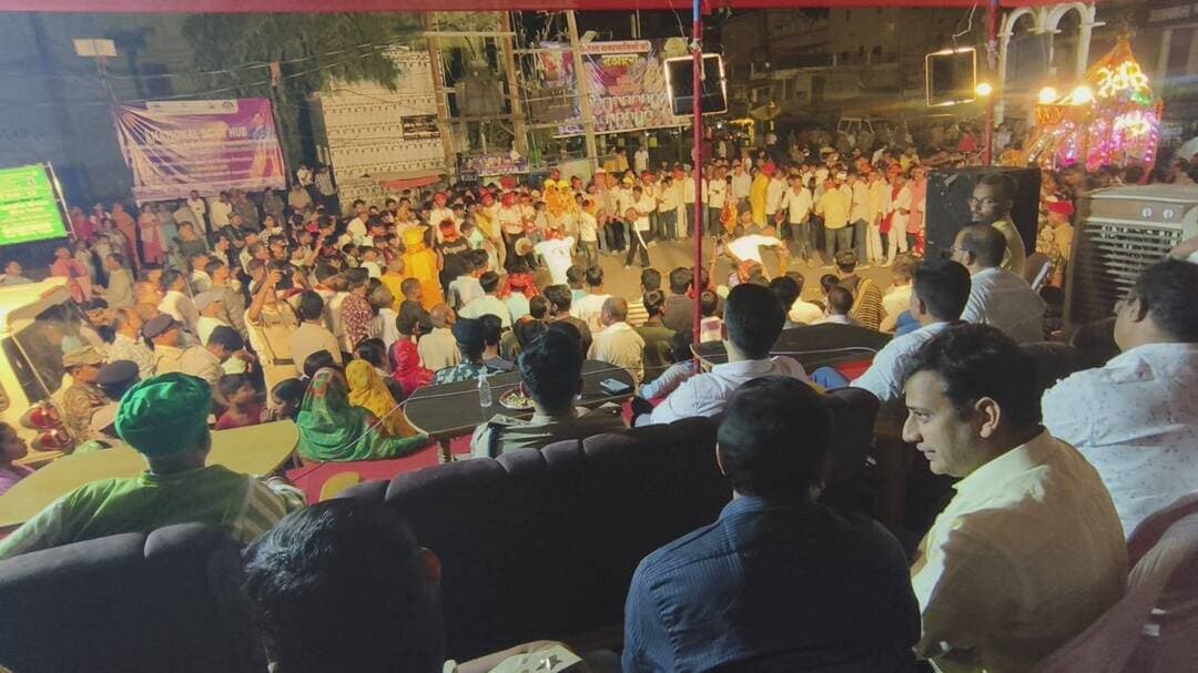 विजयादशमी के उपरांत विसर्जन जुलूस को लेकर विधि-व्यवस्था एवं सुरक्षा के पुख्ता इंतजाम: जिला पदाधिकारी एवं पुलिस अधीक्षक ने भभुआ नगर क्षेत्र का किया सघन स्थलीय निरीक्षण
शारदीय नवरात्र एवं विजयादशमी के पावन अवसर के उपरांत, शांतिपूर्ण एवं सौहार्दपूर्ण वातावरण में प्रतिमा विसर्जन तथा जुलूस संपन्न कराने के उद्देश्य से जिला पदाधिकारी, कैमूर एवं पुलिस अधीक्षक, कैमूर द्वारा देर रात तक भभुआ नगर क्षेत्र का व्यापक भ्रमण कर सुरक्षा व्यवस्था और तैयारियों का प्रत्यक्ष जायजा लिया गया।
निरीक्षण के मुख्य बिंदु एवं प्रशासनिक व्यवस्थाएं:
• विसर्जन रूट एवं जुलूस मार्ग का सत्यापन: वरीय अधिकारियों ने विभिन्न विसर्जन मार्गों और चिन्हित स्थलों का पैदल मुआयना किया। जुलूस के दौरान श्रद्धालुओं को आवागमन में कोई असुविधा न हो, इसके लिए सभी आवश्यक बुनियादी व्यवस्थाओं को समय से दुरुस्त करने के निर्देश दिए गए।
• दंडाधिकारियों एवं पुलिस बल की तैनाती: संपूर्ण जुलूस मार्ग और प्रमुख चौराहों पर दंडाधिकारियों (Magistrates) एवं पुलिस पदाधिकारियों की मुस्तैदी सुनिश्चित की गई है। सभी तैनात अधिकारियों को जुलूस के प्रारंभ होने से लेकर इसके शांतिपूर्ण समापन तक अपने-अपने क्षेत्रों में सजग रहने का निर्देश दिया गया है।
• नियंत्रण कक्ष एवं आधुनिक तकनीक से निगरानी: एकता चौक स्थित मुख्य नियंत्रण कक्ष (Control Room) का निरीक्षण कर सीसीटीवी कैमरों की लाइव फीड की समीक्षा की गई। सुरक्षा के दृष्टिकोण से जुलूस के दौरान ड्रोन कैमरों और वीडियोग्राफी टीमों को भी सक्रिय रखा जाएगा।
• यातायात एवं भीड़ प्रबंधन: नगर में सामान्य आवागमन और आपातकालीन सेवाओं (जैसे एंबुलेंस) को सुचारू रखने के लिए सभी प्रवेश मार्गों पर ड्रॉप गेट्स (Drop Gates) एवं रूट डायवर्जन प्लान को परखा गया है।
• ध्वनि मानक एवं सोशल मीडिया मॉनिटरिंग: प्रशासन द्वारा निर्धारित ध्वनि मानकों का पालन करने तथा सोशल मीडिया पर भ्रामक खबरों या अफवाहों से बचने की अपील की गई है। सोशल मीडिया सेल द्वारा इस पर लगातार निगरानी रखी जा रही है।
जिला प्रशासन, कैमूर सभी सम्मानित नागरिकों से अपील करता है कि विसर्जन जुलूस के दौरान आपसी सौहार्द और विधि-व्यवस्था बनाए रखने में प्रशासन का पूर्ण सहयोग करें।
#Dussehra2026 #kaimurdm #kaimur #LawAndOrder #CrowdManagement #PublicSafety #samratchoudhary #CMSamrat #PlateauOfBlessings
Information & Public Relations Department, Government of Bihar