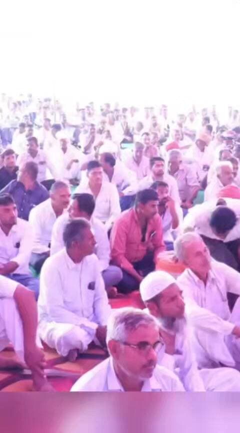 बिना राजनीतिक विचार मन में लाए एक बार संतोड़ा खुर्द के सरपंच Oma Ram Santora जी द्वारा दिए भाषण व उनके द्वारा बताए गए कार्यों के लेखाजोखा एक बार जरूर सुने और अपने मन में विचार करें कि क्या अपने गांव में भी सरपंच ने इस तरह से काम करवाया है। अगर नहीं करवाया तो क्यों नहीं करवा पाए या अपने गांव के सरपंच पंचायत विकास के लिए बजट लाने में विफल रहे हैं। या फिर आप अपने गांव में ऐसे सरपंच प्रत्याशी को समर्थन करना चाहेंगे जो इनकी तरह गांव में विकास कार्यों को प्राथमिकता से करवाए। या फिर गांव में काम करने का मन में जज्बा लेकर खड़े हो रहे हैं।
वास्तव में मेरे मित्र ओमाराम जी ने गांव के विकास के लिए बेहतरीन कार्य करवाए हैं।
सरकार पैसे गांव में काम के खूब देती है लेकिन पैसे लाने आदमी की हिम्मत और जुगाड़ होना चाहिए।
वीडियो साभार Jambhsar Media