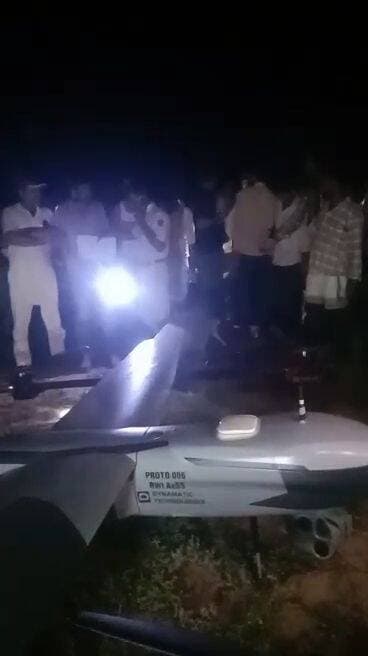 आसमान से अचानक खेत मे गिरा संदिग्ध ड्रोन ? मचा हड़कंप... भारी संख्या में ग्रामीण हुए एकत्रित..पुलिस को दी सूचना,मौके पर पंहुचा प्रशासन!
फलोदी जिले के बाप तहसील के सोनलपुरा में रात्रि समय चार्टर प्लेन आकार का खेत मे ड्रोन गिरा,पूर्व सरपंच भरमलराम अमरानी के खेत में रात्रि करीब 10:00 बजे ड्रोन गिरने की सूचना...ग्रामीणों ने बताया कि गिरने से पूर्व करीब 1 घंटे तक आसपास के क्षेत्र में उड़ रहा था यह ड्रोन...सूचना मिलने के बाद मौके पर पहुंचा प्रशासन।