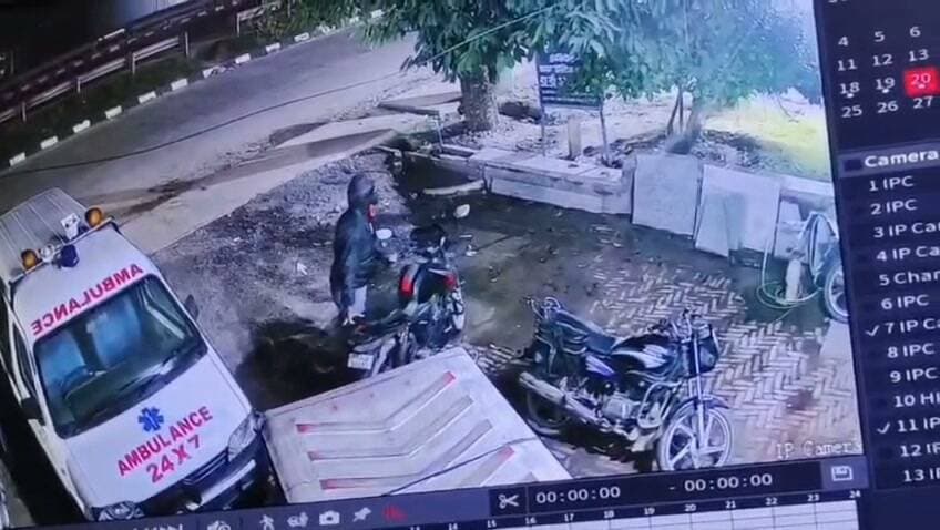 डॉ.भृगुनाथ सिंह मेमोरियल हॉस्पिटल के बाहर खड़ी बाइक चोरी,सीसीटीवी फुटेज आया सामने...