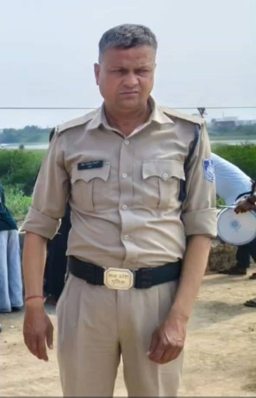 बेहद दुःखद घटना सिविल लाइन थाने में पदस्थ आरक्षक भाई OP तिवारी जी हमारे बीच नही रहे वह ड्यूटी के दौरान एक हादसे का शिकार हो गए
कर्तव्य पथ पर शहीद हुए OP तिवारी जी नमन है आपको
आपकी हमेशा याद आएगी भाई साहब आप जब यातायात थाने में थे आप रोज मुलाकात हो जाती थी काफी चर्चा होती आपसे हमेशा आप का हम्हे यू छोड़कर जाना बेहद दुःखद है
आप पुलिस से पहले देश की सेना में भी अपनी सेवाएं दे चुके है आपने सेना से रिटायरमेंट के बाद जन सेवा के लिए पुलिस विभाग को चुना और अपने कर्तव्यों को पूरा करते हुए आप शहीद हो जाये
नमन है आपको ॐ शांति ॐ
ईश्वर आपकी आत्मा को शांति दें
परिजनों को दुख सहन करने की शक्ति दें
बेहद दुखद