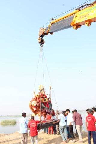 ఆర్మూర్: ఆర్మూర్ గూండ్ల చెరువు వద్ద నిమజ్జన ఏర్పాట్లను పరిశీలించిన పోలీస్ కమిషనర్