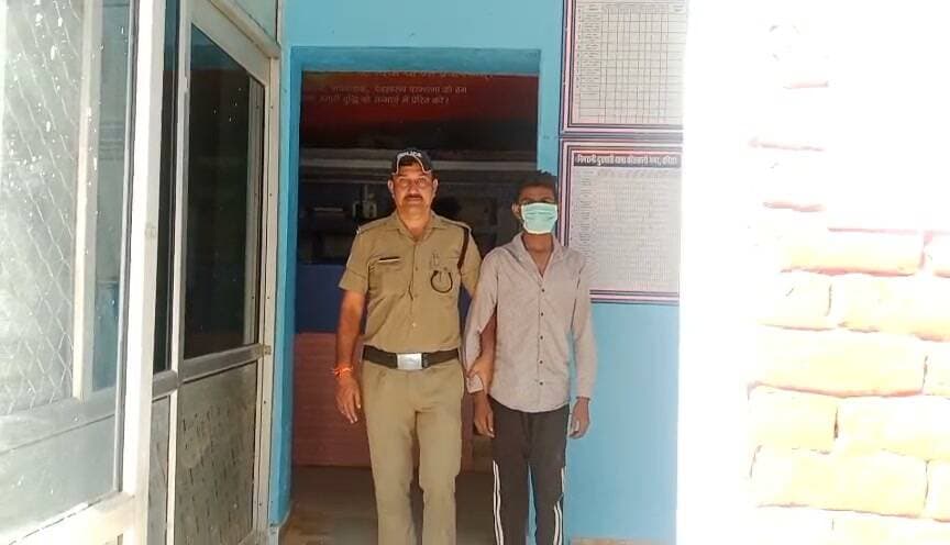 कोतवाली नगर हरिद्वार
*शादी का झांसा देकर युवती से दुष्कर्म मामले में वाँछित गिरफ्तार*
दिनाँक 23-08-26 को कोतवाली नगर में पंजीकृत मु0 अ0स0 413/2026 धारा 69 बीएनएस में आरोपी जो पीडिता को शादी का झांसा देकर दुष्कर्म करने के मामले में फरार चल रहा था को कोतवाली नगर हरिद्वार पुलिस ने दिनाँक 20-10-26 को हिन्डोलाखाल टिहरी से गिरफ्तार करने में कामयाबी हासिल की।
वाँछित आरोपी गिरफ्तारी से बचने के लिए लगातार अपने ठिकाने बदल कर रहा था। विधिक कार्रवाई जारी है।
*नाम पता वांछित-*
दीपक सैनी पुत्र सतपाल सैनी निवासी आलेपुर उमरी दवास थाना कीरतपुर बिजनौर उ0प्र0 उम्र 20 वर्ष
पुलिस टीम
1- प्रभारी निरीक्षक कुन्दन सिंह राणा
2- उ0नि0 प्रदीप कुमार
3- हे0कानि0 सतीश नौटियाल
4-कानि0 जीवन तिवाडी