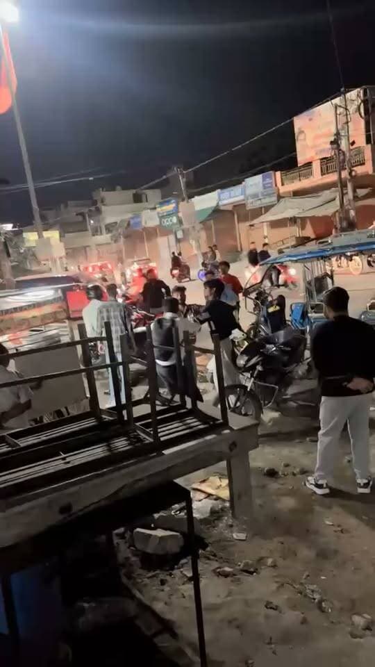 कोतवाली कनखल
ऑपरेशन प्रहार के तहत कनखल पुलिस की कार्रवाई, हुड़दंग करने वाले 03 आरोपी दबोचे
जगजीतपुर क्षेत्र में लड़ाई-झगड़ा एवं हुड़दंग करने पर पुलिस ने की कार्रवाई
पुलिस मुख्यालय द्वारा संचालित ऑपरेशन प्रहार के अंतर्गत वरिष्ठ पुलिस अधीक्षक हरिद्वार के आदेशानुसार, पुलिस अधीक्षक नगर के निर्देशन एवं क्षेत्राधिकारी नगर के पर्यवेक्षण में प्रभारी निरीक्षक कोतवाली कनखल के नेतृत्व में पुलिस द्वारा लगातार प्रभावी कार्रवाई की जा रही है।
अभियान के तहत शराब तस्करों, वारंटियों, हिस्ट्रीशीटरों, वांछित एवं इनामी अभियुक्तों तथा हुड़दंग करने वाले व्यक्तियों के विरुद्ध लगातार कार्रवाई की जा रही है।
इसी क्रम में दिनांक 21.10.2026 को कनखल पुलिस ने जगजीतपुर क्षेत्र में लड़ाई-झगड़ा एवं हुड़दंग करने वाले 03 व्यक्तियों को धारा 170 BNSS के अंतर्गत हिरासत में लिया गया। आरोपियों के विरुध्द नियमानुसार विधिक कार्यवाही की जा रही है।
*नाम पता आरोपित*
1. अजय उर्फ सोंटी, पुत्र रविन्द्र, निवासी कातीवाली गली, जगजीतपुर, थाना कनखल, हरिद्वार, उम्र 21 वर्ष
2. योगेश, पुत्र अजय, निवासी कातीवाली गली, जगजीतपुर, थाना कनखल, हरिद्वार, उम्र 19 वर्ष
3. धीरज कुमार, पुत्र गिरधारी लाल, निवासी कातीवाली गली, जगजीतपुर, थाना कनखल, हरिद्वार, उम्र 28 वर्ष
*पुलिस टीम*
1. अ0उ0नि0 ललित मोहन
2. हे0का0 प्रमोद शर्मा
3. का0 सुनील चौहान