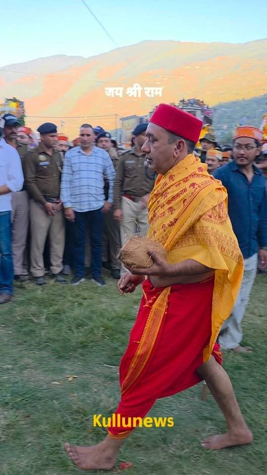 जय श्री राम 🚩
भगवान रघुनाथ जी की. रथयात्रा के साथ कुल्लू दशहरा के आरंभ 🚩
#kullumanlinews #jaishriram #KulluDussehra2026