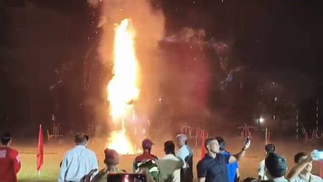 ठाकुरगंज में दशहरा पर रावण दहन, बुराई पर अच्छाई की जीत का संदेश
किशनगंज जिले के ठाकुरगंज में दशहरा के अवसर पर रावण दहन का कार्यक्रम आयोजित किया जाता है। इस दौरान बड़ी संख्या में लोग रावण दहन देखने के लिए जुटते हैं। रावण दहन बुराई पर अच्छाई और असत्य पर सत्य की जीत का प्रतीक माना जाता है।