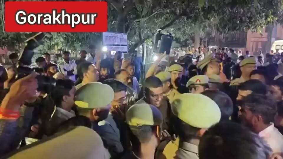🚨 गोरखपुर में दुर्गा विसर्जन के दौरान बड़ा हादसा!
हाईटेंशन लाइन की चपेट में आई ट्रैक्टर-ट्रॉली, 3 की मौत, 7 झुलसे, आक्रोशित परिजनों का फूटा गुस्सा
Public maharajganj
#Gorakhpur #BreakingNews #matarani #everyone #followers #DurgaVisarjan #GorakhpurNews #UPNews #PublicMaharajganj