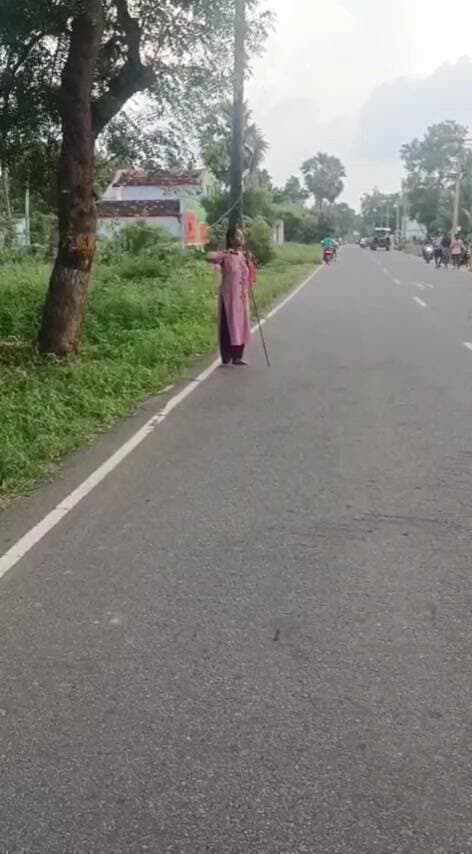 பரமத்தி வேலூர்: கத்தி மற்றும் வேலுடன் நடுரோட்டில் போராட்டம் நடத்திய பட்டதாரி பெண்