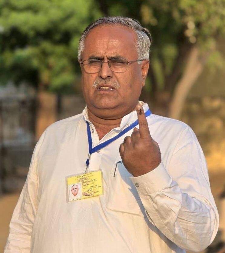 पूर्व कॉंग्रेस जिला अध्यक्ष फतेह खान ने किया अपना मतदान, वहीं जिला परिषद के वार्ड संख्या 5 से खुद हैं प्रत्याशी