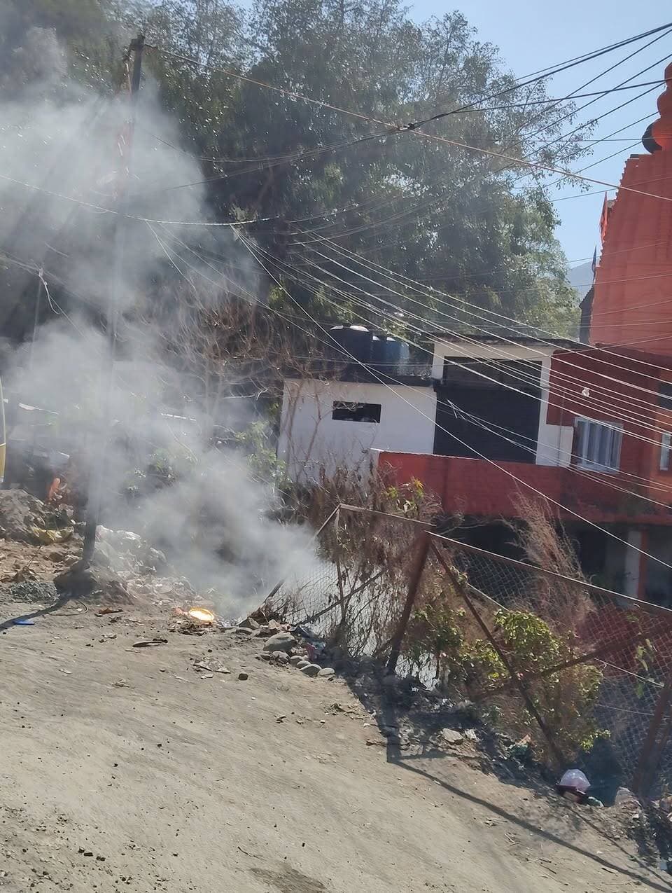 हरदासपुरा में सुलगते कचरे ने घोंटा व्यवस्था का दम
चंबा। हरदासपुरा में शनि मंदिर के पास कचरे में लगी आग ने स्थानीय लोगों की परेशानी बढ़ा दी है। मंगलवार शाम करीब सात बजे अज्ञात लोगों ने कचरे में आग लगा दी, जो बुधवार शाम तक सुलगती रही।
धुआं आसपास के घरों तक पहुंचने से लोगों को सांस लेने में दिक्कत का सामना करना पड़ा। आरोप है कि पूरी रात और अगले दिन तक किसी संबंधित विभाग ने मौके पर पहुंचकर आग बुझाने की पहल नहीं की।
स्थानीय लोगों के अनुसार कचरे में बार-बार आग लगाने की घटनाएं हो रही हैं, लेकिन स्थायी समाधान नहीं निकला है। उन्होंने आग लगाने वालों की पहचान कर कार्रवाई करने और कचरे के सुरक्षित निस्तारण की व्यवस्था करने की मांग की है। उधर, प्रदूषण नियंत्रण बोर्ड के सहायक अभियंता राहुल शर्मा ने बताया कि जल्द मौके का निरीक्षण कर नगर परिषद से जवाब मांगा जाएगा।
--
कचरे से उठने वाला धुआं आसपास के वातावरण को प्रदूषित कर रहा है। धुएं के कारण घरों और आसपास के क्षेत्र में रहना मुश्किल हो रहा है। आग लगाने वालों पर कड़ी कार्रवाई होनी चाहिए। - शम्मी कुमार, स्थानीय निवासी
--
कचरे में आग लगाने की यह पहली घटना नहीं है। इससे पहले भी यहां कई बार कचरे में आग लगाई जा चुकी है, लेकिन समस्या का स्थायी समाधान नहीं हो पाया है। -करन महाजन, स्थानीय निवासी
--
बार-बार कचरे में आग लगने के बावजूद इस पर रोक नहीं लग पाना संबंधित विभागों की कार्यप्रणाली पर सवाल खड़े कर रहा है। पर्यावरण प्रदूषित होने के साथ लोगों के स्वास्थ्य पर भी प्रतिकूल असर पड़ता है। -भविंद्र कुमार, स्थानीय निवासी