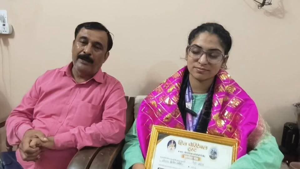 पिंजौर की नेहा कमल ने HPSC परीक्षा में हासिल की 88वीं रैंक, DSP पद पर हुआ चयन
हित चैरिटेबल ट्रस्ट ने घर पहुंचकर किया सम्मानित, बेटियों को शिक्षा के क्षेत्र में आगे बढ़ाने का दिया संदेश।
Like /comment /share / follow instagram and you tube subscribe
https://nsmpkp.com News Social Media Pinjore Kalka Panchkula Reporter mani Pinjore / kalka 22-10-2026,
my E-mail:manisharma4009@ gmail.com what's app no:-9896944009
https://youtu.be/Yk02CCU__O8?si=mdeVvkNBt-mCCKZq
https://www.instagram.com/reel/DeyFnALhFsP/?dlrf=azN4ODY4NWsyMDY0