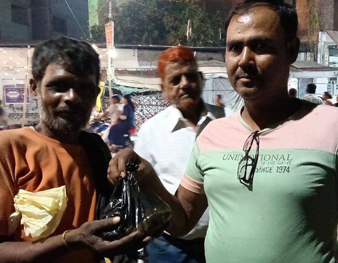 🙏 बाँदा रोटी बैंक सोसाइटी की सेवा जारी, जरूरतमंदों तक पहुंचाया 42 पैकेट भोजन
बाँदा, 21 अक्टूबर 2026। गरीबों और जरूरतमंदों की मदद के लिए बाँदा रोटी बैंक सोसाइटी लगातार सेवा कार्य कर रही है। इसी क्रम में बुधवार को संस्था की जिम्मेदार महिला कोषाध्यक्ष श्रीमती रेणुका गुप्ता ने छोटी बाजार स्थित अपने घर से 16 पैकेट भोजन उपलब्ध कराए। वहीं, मोहम्मद दानिश, शाखा प्रमुख हरदौल तलैया की ओर से 24 पैकेट भोजन दिए गए।
इस सेवा कार्य में सदस्य नसीम खान का भी सहयोग रहा। इसके बाद बाँदा रोटी बैंक के अध्यक्ष रिजवान अली, उपाध्यक्ष मोहम्मद सलीम, कार्यालय प्रभारी मोहम्मद शमीम, ईदगाह शाखा प्रमुख नसीर खान और छिपटहरी उपशाखा प्रमुख अलीमुद्दीन सहित टीम के सदस्यों ने भोजन के पैकेट जरूरतमंदों तक पहुंचाए।
इस प्रकार छोटी बाजार से 16 और हरदौल तलैया से 24 पैकेट सहित कुल 40 पैकेट भोजन प्राप्त हुए, जिन्हें संस्था की टीम ने जरूरतमंदों तक पहुंचाने का कार्य किया।
❤️ आप भी बनें सेवा का हिस्सा
बाँदा रोटी बैंक सोसाइटी जरूरतमंदों की मदद के लिए आप सभी से सहयोग की अपील करती है। यदि आप भोजन, कपड़े या आर्थिक सहायता के माध्यम से किसी जरूरतमंद के चेहरे पर मुस्कान लाना चाहते हैं, तो संस्था से संपर्क कर सकते हैं।
📞 संपर्क नंबर:
9451988451
8318456975
आपका छोटा-सा सहयोग किसी जरूरतमंद के लिए बहुत बड़ी मदद बन सकता है।
<nis:link nis:type=tag nis:id=bandarotibank nis:value=BandaRotiBank nis:enabled=true nis:link/> <nis:link nis:type=tag nis:id=बाँदारोटीबैंक nis:value=बाँदारोटीबैंक nis:enabled=true nis:link/> <nis:link nis:type=tag nis:id=सेवा_ही_धर्म nis:value=सेवा_ही_धर्म nis:enabled=true nis:link/> <nis:link nis:type=tag nis:id=गरीबों_की_मदद nis:value=गरीबों_की_मदद nis:enabled=true nis:link/> <nis:link nis:type=tag nis:id=मानवता nis:value=मानवता nis:enabled=true nis:link/> <nis:link nis:type=tag nis:id=bandanews nis:value=BandaNews nis:enabled=true nis:link/> <nis:link nis:type=tag nis:id=bundelkhand nis:value=Bundelkhand nis:enabled=true nis:link/>