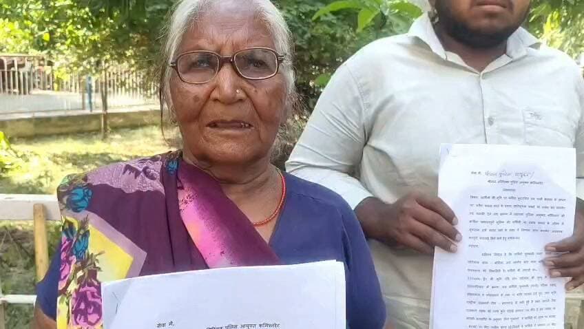 प्रयागराज में गरीबों के मकान और घर अब सुरक्षित नहीं है, दबंग के हौसले इतने बुलंद है कि वृद्ध महिला के घर में घुसकर ताला तोड़े और कब्जा कर लिए। ऐसा वृद्ध महिला फूल कली ने एक वीडियो जारी करके आरोप लगाया है। आज एडिशनल पुलिस कमिश्नर डॉ अजय पाल शर्मा के पास पहुंचकर पीड़ित महिला ने न्याय की गुहार लगाई है। पूरा प्रकरण यमुनानगर जोन के कौंधियारा थाना क्षेत्र का बताया जा रहा है।।
#DMPrayagraj #CMYogiAdityanath