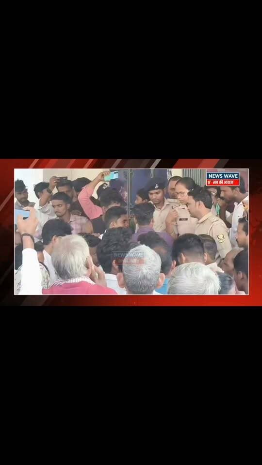 रामनगर मोतीपुर पुल समीप हुए सड़क दुर्घटना के बाद अस्पताल में पहुंचे परिजन