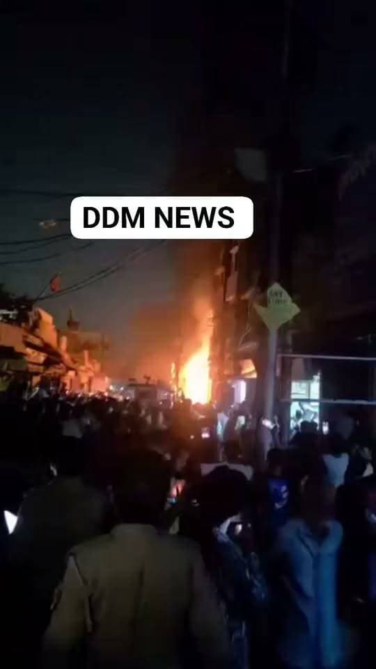 लखनऊ। आधी रात को आग का तांडव ई-बाइक शोरूम में लगी भीषण आग, देखते ही देखते धू-धूकर जला पूरा शोरूम, आसपास की दुकानें भी चपेट में!
मौके पर मची अफरा-तफरी, सैकड़ों की भीड़ जमा 😱
#Lucknow #LucknowFire #ViralVideo #BreakingNews #UPNews #FireAccident #EBikeShowroom
---
