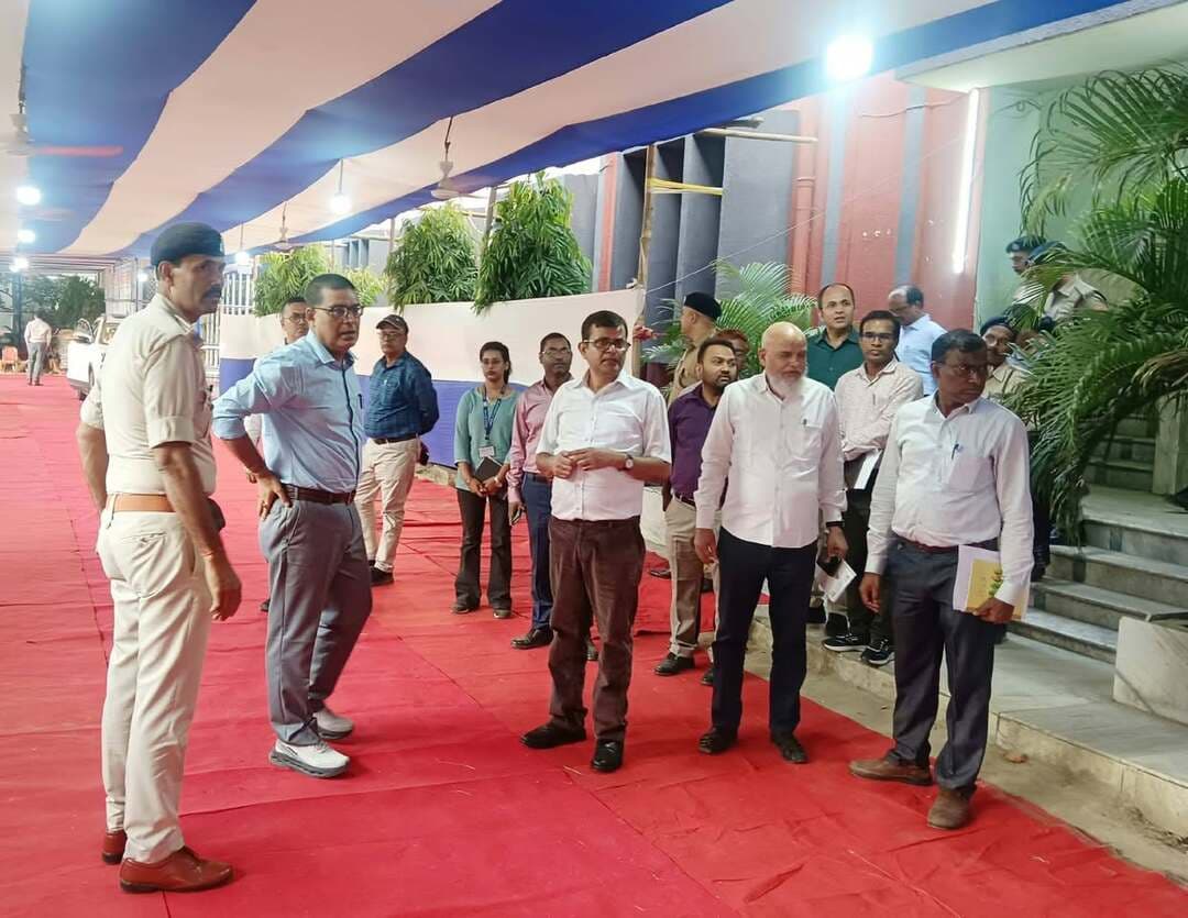 निर्वाची पदाधिकारी -सह -प्रमंडलीय आयुक्त ने बांकीपुर गवर्नमेंट गर्ल्स सीनियर स्कूल स्थित व्रजगृह -सह- मतगणना केंद्र का किया निरीक्षण; सुरक्षा, सीसीटीवी निगरानी एवं आवश्यक सुविधाएं सुनिश्चित करने के दिए निर्देश
पटना शिक्षक एवं स्नातक निर्वाचन क्षेत्र का मतदान 23 अक्टूबर 2026 को संपन्न होना है। निर्वाचन प्रक्रिया को स्वतंत्र, निष्पक्ष, पारदर्शी एवं शांतिपूर्ण ढंग से संपन्न कराने तथा मतदान कर्मियों एवं आम नागरिकों की सुविधा सुनिश्चित करने के उद्देश्य से निर्वाचन संबंधी तैयारियों को अंतिम रूप दिया जा रहा है।
इसी क्रम में निर्वाची पदाधिकारी-सह-प्रमंडलीय आयुक्त श्री राजेश कुमार ने बांकीपुर गवर्नमेंट गर्ल्स सीनियर स्कूल, पटना स्थित व्रजगृह एवं मतगणना केंद्र का निरीक्षण किया तथा संबंधित पदाधिकारियों को आवश्यक दिशा-निर्देश दिए।
प्रमंडलीय आयुक्त ने निर्देश दिया कि मतगणना केंद्र पर सुरक्षा की पुख्ता व्यवस्था सुनिश्चित की जाए। इसके लिए 22 अक्टूबर से ही केंद्र पर मजिस्ट्रेट, पर्याप्त संख्या में पुलिस पदाधिकारियों एवं पुलिस बल की तैनाती सुनिश्चित करने को कहा। उन्होंने पूरे परिसर एवं महत्वपूर्ण स्थलों पर पर्याप्त संख्या में सीसीटीवी कैमरे लगाने का निदेश दिया. परिसर की साफ-सफाई सुनिश्चित करने का निर्देश नगर निगम, पटना को दिया गया ।
उल्लेखनीय है कि इसी केंद्र से 22 अक्टूबर को पटना जिले के मतदान दलों को रवाना किया जाएगा। इसे ध्यान में रखते हुए उन्होंने बिजली, पेयजल, शौचालय, चिकित्सा सुविधा एवं हेल्प डेस्क सहित सभी आवश्यक व्यवस्थाएं समय पर पूर्ण करने का निर्देश दिया, ताकि मतदान कर्मियों को किसी प्रकार की असुविधा न हो।
उन्होंने स्पष्ट निर्देश दिया कि केंद्र में प्रवेश करने वाले प्रत्येक व्यक्ति के पास वैध पहचान पत्र होना अनिवार्य है। बिना वैध पहचान पत्र के किसी भी व्यक्ति को परिसर में प्रवेश की अनुमति नहीं दी जाएगी। उन्होंने सभी संबंधित पदाधिकारियों को निर्वाचन संबंधी व्यवस्थाओं में पूर्ण सतर्कता बरतने तथा सभी तैयारियां निर्धारित समय-सीमा के भीतर पूर्ण करने को कहा।
निर्वाचन संबंधी सूचना एवं शिकायत के लिए नियंत्रण कक्ष स्थापित
पटना शिक्षक एवं स्नातक निर्वाचन के दौरान मतदान प्रक्रिया के अनुश्रवण, आम लोगों की सुविधा तथा निर्वाचन से संबंधित सूचना एवं शिकायत प्राप्त करने के लिए निर्वाची पदाधिकारी-सह-प्रमंडलीय आयुक्त के कार्यालय में नियंत्रण कक्ष स्थापित किया गया है। इसके अतिरिक्त पटना, नालंदा एवं नवादा जिले में भी जिला नियंत्रण कक्ष के माध्यम से निर्वाचन संबंधी सूचनाएं प्राप्त की जा सकती हैं।
नियंत्रण कक्षों के दूरभाष नंबर निम्नवत हैं:
1. निर्वाची पदाधिकारी-सह-प्रमंडलीय आयुक्त कार्यालय स्थित नियंत्रण कक्ष
0612-2219205
0612-2233578
2. जिला नियंत्रण कक्ष, पटना
0612-2999774
3. जिला नियंत्रण कक्ष, नालंदा
18003456323
4. जिला नियंत्रण कक्ष, नवादा
06324-299948
आम नागरिक एवं संबंधित मतदाता इन नियंत्रण कक्षों के माध्यम से निर्वाचन से जुड़ी आवश्यक सूचनाएं दे सकते हैं तथा अपनी शिकायतें दर्ज करा सकते हैं। प्राप्त सूचनाओं एवं शिकायतों पर नियमानुसार आवश्यक कार्रवाई की जाएगी।
*आदर्श आचार संहिता के अनुपालन पर रखें नजर*
प्रमंडलीय आयुक्त ने सभी संबंधित पदाधिकारी को आदर्श आचार संहिता का सख़्ती से अनुपालन कराने का निर्देश दिया है.उन्होंने सभी जिलों के फ्लाइंग स्क्वायड एवं जिला पदाधिकारी तथा पुलिस अधीक्षक को इस पर विशेष नजर रखने को कहा है.
Information & Public Relations Department, Government of Bihar
Chief Electoral Officer, Bihar