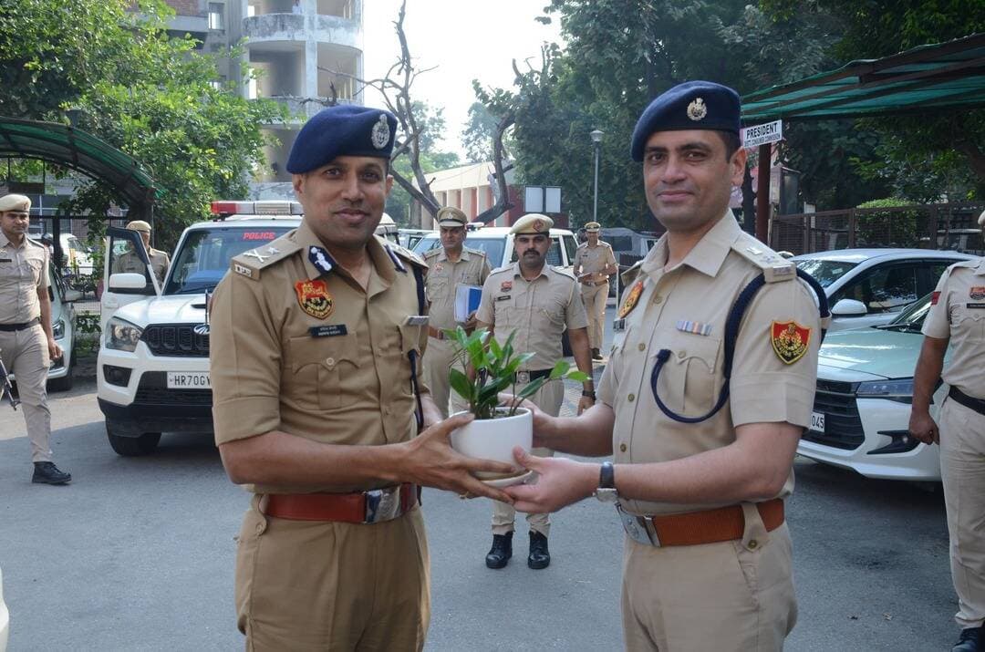 करनाल SP करन गोयल ने आईजी अश्विन शेनवी का लघुसचिवालय पहुंचने पर किया स्वागत
<nis:link nis:type=tag nis:id=facebookpost nis:value=facebookpost nis:enabled=true nis:link/>
<nis:link nis:type=tag nis:id=photos nis:value=photos nis:enabled=true nis:link/> <nis:link nis:type=tag nis:id=photooftheday nis:value=photooftheday nis:enabled=true nis:link/>