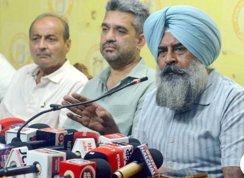 <nis:link nis:type=tag nis:id=पंजाब nis:value=पंजाब nis:enabled=true nis:link/> के हितों के खिलाफ काम कर रही BJP, 13 साल से सिर्फ वादे कर रही पार्टी; कांग्रेस ने साधा निशाना
संगरिया की आवाज़।
पंजाब में अगले साल होने वाले विधानसभा चुनाव से पहले सियासी बयानबाजी तेज हो गई है। केंद्रीय गृह मंत्री अमित शाह के पंजाब दौरे को लेकर कांग्रेस ने बीजेपी पर निशाना साधा है। प्रदेश कांग्रेस अध्यक्ष परगत सिंह ने कहा कि बीजेपी पिछले 13 वर्षों से लोगों से वादे कर रही है, लेकिन उन्हें पूरा करने में विफल रही है।
कांग्रेस अध्यक्ष परगट सिंह ने दावा किया कि बीजेपी पंजाब के हितों के खिलाफ काम कर रही है। साथ ही उन्होंने गुजरात में नशे की समस्या पर नियंत्रण को लेकर भी पार्टी के रिकॉर्ड पर सवाल उठाए। बता दें कि कांग्रेस अध्यक्ष सिंह का यह बयान मानसा में परविंदर सिंह झोटा की हत्या के मामले में उनके परिवार के जारी विरोध प्रदर्शन के बीच आया है।
परविंदर सिंह के परिजनों से अमित शाह ने की मुलाकात
हाल ही में केंद्रीय गृह मंत्री अमित शाह ने परविंदर सिंह झोटा के परिवार से मुलाकात की थी। परिवार ने मामले की केंद्रीय जांच ब्यूरो (CBI) से जांच कराने की मांग की थी। इसके बाद देर रात सीबीआई की एक टीम मानसा पहुंची और परिवार के बयानों के आधार पर एफआईआर दर्ज की।
BJP पर परगत सिंह ने साधा निशाना
इस घटनाक्रम पर प्रतिक्रिया देते हुए प्रदेश कांग्रेस अध्यक्ष परगत सिंह ने कहा कि उन्हें परिवार की सीबीआई जांच की मांग से कोई आपत्ति नहीं है, लेकिन उन्होंने बीजेपी की ओर से किए जा रहे वादों और दिए जा रहे आश्वासनों पर सवाल खड़े किए।
परगट सिंह ने आरोप लगाया कि बीजेपी पिछले 13 वर्षों से लगातार वादे कर रही है, लेकिन जनता उसके कामकाज और वादों की हकीकत से परिचित है।
गुजरात में नशे पर नियंत्रण को लेकर उठाए सवाल
इस दौरान परगट सिंह ने नशे के मुद्दे पर बीजेपी को घेरते हुए गुजरात का जिक्र किया। उन्होंने कहा कि गुजरात में बीजेपी करीब 30 वर्षों से सत्ता में है, इसके बावजूद वहां नशे की समस्या पर पूरी तरह नियंत्रण नहीं हो पाया है। उन्होंने आरोप लगाया कि गुजरात और महाराष्ट्र से दवाओं के रूप में इस्तेमाल होने वाले नशीले पदार्थ पंजाब पहुंच रहे हैं।
किसानों और मजदूरों के मुद्दे पर भी बीजेपी को घेरा
<nis:link nis:type=tag nis:id=परगट nis:value=परगट nis:enabled=true nis:link/> सिंह ने बीजेपी पर किसानों और मजदूरों के हितों के खिलाफ काम करने का आरोप लगाया। उन्होंने प्रधानमंत्री नरेंद्र मोदी के उन वादों का भी जिक्र किया, जिनमें लोगों के बैंक खातों में 15 लाख रुपये जमा कराने और किसानों की आय दोगुनी करने की बात कही गई थी।
कांग्रेस नेता ने आरोप लगाया कि ये वादे पूरे नहीं हुए। उन्होंने किसान आंदोलन का उल्लेख करते हुए कहा कि किसानों की आय दोगुनी होने के बजाय आंदोलन के दौरान 700 किसानों की जान चली गई।
संगरिया की आवाज़