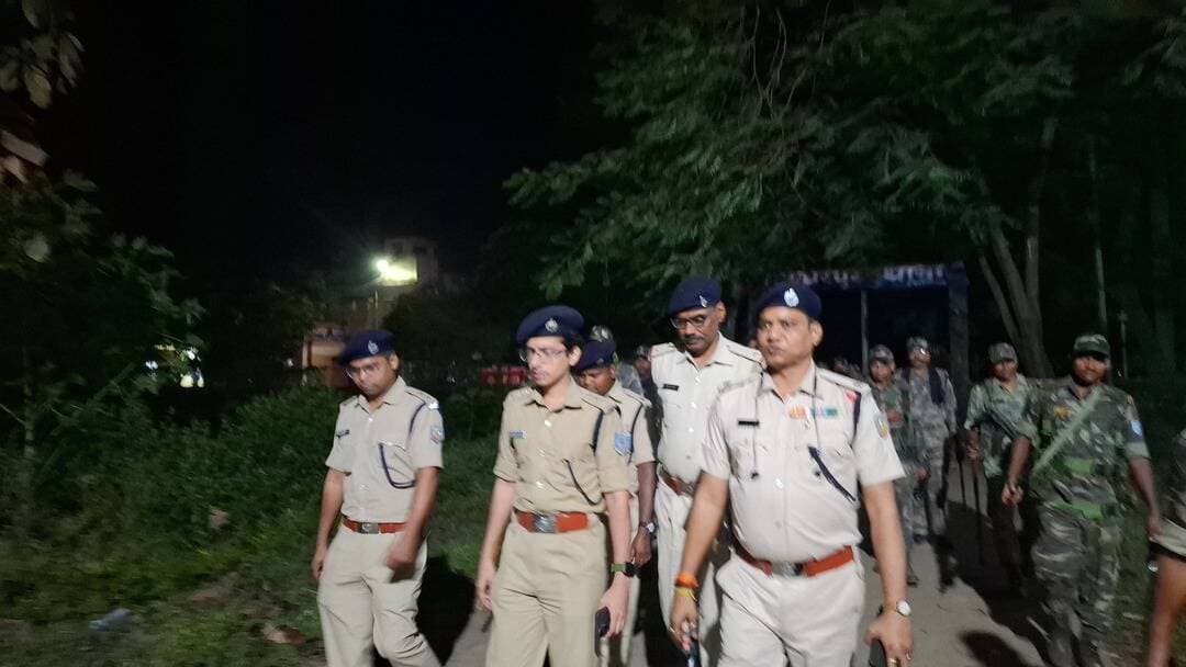 रात दो बजे सभी पूजा पंडाल का प्रतिमा विसर्जन के बाद शहर के विधि व्यवस्था का जायजा लेते एसडीपीओ डॉ सैयद मुस्तफा हासमी व थाना प्रभारी अवधेश कुमार 🚔
#nonfollowers #foryouシ #facebookpost #trendingpost #citilivejharkhand #JharkhandPolice
