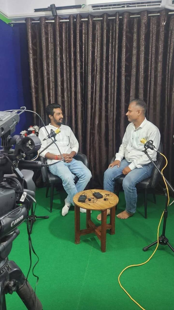 सोनवाणी न्यूज के पॉडकास्ट रूम में दैनिक भास्कर डिजिटल के जिला कोऑर्डिनेट मनोज वर्मा के साथ