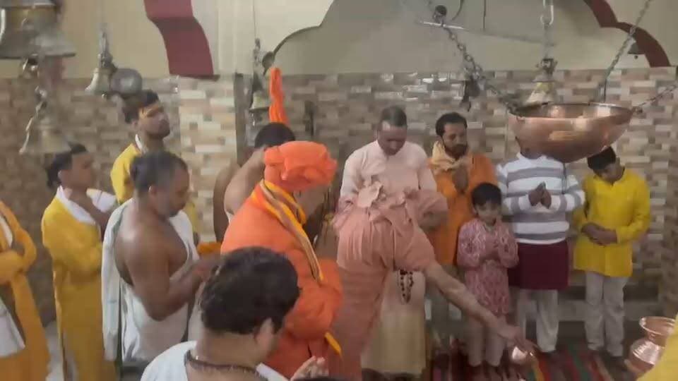 श्री कटकेश्वर महादेव मंदिर, श्रीनगर गढ़वाल में परम पूज्य श्री श्री शंकर भारती महास्वामी जी, पीठाधीश्वर, श्री यदथोर योगानंदेश्वर सरस्वती मठ, के.आर. नगर, जिला मैसूर, कर्नाटक ने भगवान श्री कटकेश्वर महादेव का जलाभिषेक एवं विधिवत पूजन कर “सर्वे भवन्तु सुखिनः, सर्वे सन्तु निरामयाः” की मंगलकामना के साथ लोककल्याण एवं विश्वशांति का आशीर्वाद प्राप्त किया।
इस पावन अवसर पर शिवभक्तों ने महास्वामी जी का भव्य एवं दिव्य स्वागत-अभिनंदन किया तथा उनके श्रीमुख से आशीर्वचन प्राप्त कर स्वयं को धन्य महसूस किया।
पूजन एवं आरती के अवसर पर महंत श्री महेश गिरि, पंडित बिजेंद्र बलूनी, दीप चंद्र गिरि, विनीत गिरि, अक्षत गिरि, शिवभक्त भोपाल सिंह चौधरी, नगर निगम श्रीनगर के सभासद आशीष नेगी, मनोज भट्ट, संस्कृत विद्यालय श्रीनगर गढ़वाल के छात्र, सरोजिनी प्रतिमा गोदियाल,उषा चौधरी, शालिनी नेगी,अंकित, संजय ,उषा,गीता सहित अनेक श्रद्धालु उपस्थित रहे।
उल्लेखनीय है कि परम पूज्य श्री शंकर भारती महास्वामी जी वर्तमान में शंकराचार्य परंपरा से जुड़े मठ-मंदिरों के भ्रमण पर हैं। इस यात्रा का उद्देश्य प्राचीन मठ-मंदिरों के इतिहास एवं धार्मिक परंपराओं का संकलन, सनातन धर्म का प्रचार-प्रसार तथा भारतीय संस्कृति और आध्यात्मिक मूल्यों को जन-जन तक पहुँचाना है। साथ ही, वे युवाओं को अपनी सांस्कृतिक विरासत, आध्यात्मिक चेतना एवं सनातन परंपराओं से जुड़ने का प्रेरणादायी संदेश दे रहे हैं।
महास्वामी जी का श्री कटकेश्वर महादेव मंदिर में आगमन समस्त श्रद्धालुओं के लिए परम सौभाग्य एवं गौरव का विषय रहा।
भगवान श्री कटकेश्वर महादेव से प्रार्थना है कि परम पूज्य महास्वामी जी के श्रीचरणों से प्राप्त आध्यात्मिक प्रेरणा से समस्त विश्व में सुख, शांति, सद्भाव एवं कल्याण का मार्ग प्रशस्त हो।
🔱 हर-हर महादेव! जय श्री कटकेश्वर महादेव! 🔱