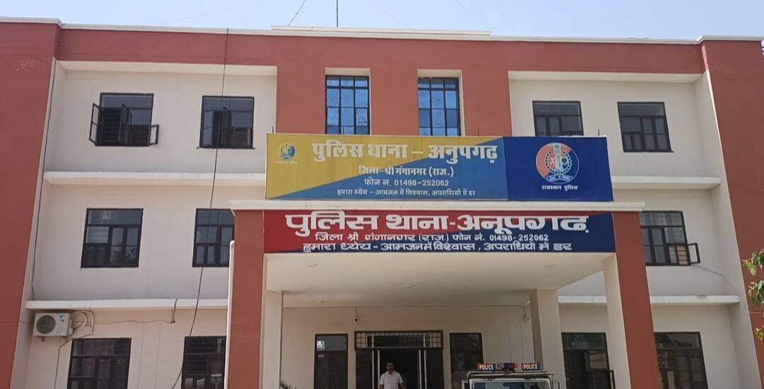 लायन न्यूज़ अनूपगढ़
दीपक अग्रवाल
अनूपगढ़ में नहीं थम रही दुपहिया वाहन चोरी,
दुकान के बाहर खड़ी मोटरसाइकिल चोरी,
मुख्य बाजार भी नहीं रही सुरक्षित,दिन दिहाड़े हो जाते है दुपहिया वाहन चोरी, वाहन सुरक्षित रखने को लेकर चिंतित लोग;
अनूपगढ़ में दुपहिया वाहनों की चोरी पर अंकुश नहीं लग पा रहा है। घरों के बाहर और बाजारों में खड़े वाहन चोरों के निशाने पर हैं। ताजा मामला वार्ड नंबर 24 का है, जहां किरयाने की दुकान के बाहर खड़ी मोटरसाइकिल अज्ञात चोर चोरी कर ले गए। लगातार सामने आ रही वाहन चोरी की घटनाओं से लोगों में चिंता है। अब मुख्य बाजार भी सुरक्षित नहीं रहे है।
दुकान पर काम में जुटा रहा, पीछे से बाइक चोरी
75 जीबी निवासी जसप्रीत सिंह ने अनूपगढ़ थाने में चोर के खिलाफ मामला दर्ज करवाया है। उसने पुलिस को बताया कि वार्ड नंबर 24 में भार्गव फैक्ट्री के पास उसकी किरयाने की दुकान है। वह रोजाना की तरह दुकान पर आया और काम में लग गया। शाम करीब छह बजे जब उसने अपनी मोटरसाइकिल संभाली तो वह गायब मिली। आसपास तलाश करने और अपने स्तर पर प्रयास करने के बावजूद बाइक का पता नहीं चला। इसके बाद उसने पुलिस को लिखित शिकायत दी। पुलिस ने मामला दर्ज कर जांच एएसआई यशपाल सिंह को सौंपी है।
वाहन चोरी रोकने के लिए प्रभावी गश्त की जरूरत
दुपहिया वाहन रोजमर्रा के आवागमन का प्रमुख साधन हैं। ऐसे में वाहन चोरी होने से लोगों को आर्थिक नुकसान के साथ परेशानी भी उठानी पड़ती है। बाजारों और रिहायशी इलाकों में वाहन चोरी की घटनाओं को रोकने के लिए पुलिस की नियमित गश्त और संदिग्ध गतिविधियों पर निगरानी जरूरी है। लोगों का कहना है कि वाहन चोरी के मामलों में आरोपियों की गिरफ्तारी और चोरी गए वाहनों की बरामदगी के लिए ठोस कार्रवाई होनी चाहिए। लेकिन पुलिस दुपहिया वाहन चोरों को पकड़ने में अभी तक नाकाम रही है।