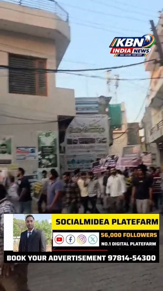 डेराबस्सी में नशे के खिलाफ कांग्रेस का प्रदर्शन, आप सरकार पर साधा निशाना
गुरतेज बैनीपाल बोले—नशे की चपेट में आकर बर्बाद हो रहा युवा वर्ग, सरकार नशे पर लगाम लगाने में नाकाम
डेराबस्सी (राकेश गांधी) पंजाब में नशे के मुद्दे को लेकर कांग्रेस ने डेराबस्सी में सड़कों पर उतरकर विरोध प्रदर्शन किया। इस दौरान कांग्रेस नेताओं और कार्यकर्ताओं ने नशे के बढ़ते प्रभाव को लेकर आम आदमी पार्टी सरकार पर निशाना साधा और युवाओं को नशे से बचाने के लिए ठोस कदम उठाने की मांग की।
कांग्रेस नेता गुरतेज बैनीपाल ने कहा कि नशे की समस्या के कारण प्रदेश का युवा वर्ग प्रभावित हो रहा है। उन्होंने आरोप लगाया कि सरकार नशे पर अंकुश लगाने में नाकाम साबित हो रही है, जिसके चलते युवाओं का भविष्य खतरे में पड़ रहा है।
प्रदर्शन के दौरान कांग्रेस नेताओं ने नशे के खिलाफ प्रभावी कार्रवाई करने, नशा तस्करी पर रोक लगाने और युवाओं को इस दलदल से बाहर निकालने के लिए ठोस प्रयास करने की मांग उठाई। उन्होंने कहा कि पंजाब के युवाओं का भविष्य सुरक्षित रखने के लिए नशे की समस्या से गंभीरता से निपटना जरूरी है।
कांग्रेस ने सरकार से मांग की कि नशे के कारोबार में शामिल लोगों के खिलाफ सख्त कार्रवाई की जाए और प्रभावित युवाओं के पुनर्वास के लिए प्रभावी कदम उठाए जाएं।