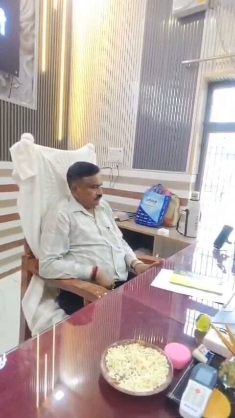 कासगंज ब्रेकिंग पटियाली BDO संजीव सिंह का कथित वीडियो वायरल, कमीशन के बंटवारे को लेकर वीडीओ हुआ वायरल,
मुख्यमंत्री योगी आदित्यनाथ के मंसूबों पर जिला स्तरीय अधिकारी फेर रहे पानी
वीडियो में बोले-10 प्रतिशत में से 5 प्रतिशत ही बचता है,
बातचीत में DDO, PD, DM और CDO का नाम लेने का दावा,
कर्मचारियों को भुगतान संबंधी निर्देश देने की बात भी आई सामने,
सरकारी योजनाओं में कथित कमीशनखोरी को लेकर उठे सवाल,
वीडियो की सत्यता की पुष्टि और संबंधित अधिकारियों का पक्ष आना बाकी,
वीडियो शोसल मीडिया पर तेजी से वायरल हो रहा है l