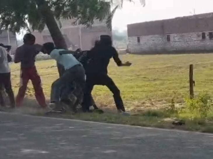 *जिला बदर कहने पर दबंगों ने दो को पीटा, VIDEO:* शाहजहांपुर में लाठी-डंडों और बेल्टों से हमला, घायल बोला-आरोपी चरस और गांजा भी बेचता है