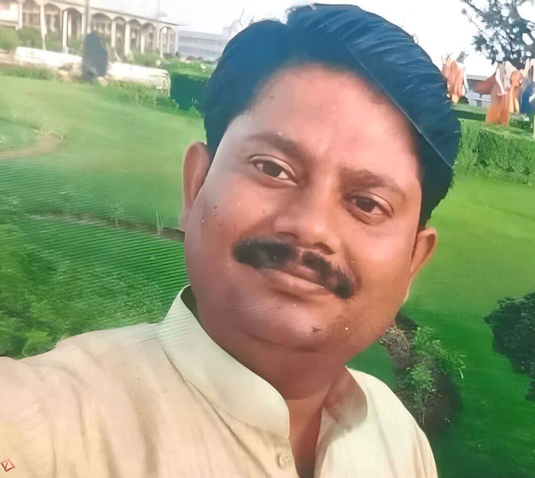सड़क हादसे में शिक्षक की मौत, छह साल की बेटी के सिर से उठा पिता का साया
हरदोई। कोतवाली देहात क्षेत्र में मदारा-पिहनिया मार्ग पर गिरजापुरवा के पास बुधवार को हुए सड़क हादसे में बाइक सवार शिक्षक आशीष कुमार श्रीवास्तव (40) की मौत हो गई। अज्ञात वाहन की टक्कर से गंभीर रूप से घायल शिक्षक को एंबुलेंस से मेडिकल कॉलेज ले जाया गया, जहां चिकित्सकों ने उन्हें मृत घोषित कर दिया। हादसे की खबर मिलते ही परिवार में कोहराम मच गया। छह साल की मासूम बेटी के सिर से पिता का साया उठने से परिजनों का रो-रोकर बुरा हाल है।
जानकारी के अनुसार, लखनऊ चुंगी के पास आईटीआई के सामने रहने वाले आशीष कुमार श्रीवास्तव बुधवार सुबह घर से निकले थे। उन्हें सदर तहसील में बीएलओ से संबंधित बैठक में शामिल होना था। इसके बाद उन्हें उच्च प्राथमिक विद्यालय पिहनिया में संकुल शिक्षकों की दूसरी बैठक में पहुंचना था। इसी दौरान मदारा-पिहनिया मार्ग पर गिरजापुरवा के पास किसी अज्ञात वाहन ने उनकी बाइक में टक्कर मार दी। हादसे में वह गंभीर रूप से घायल हो गए।
सूचना मिलने पर पहुंची एंबुलेंस से उन्हें मेडिकल कॉलेज ले जाया गया, लेकिन चिकित्सकों ने उन्हें मृत घोषित कर दिया। आशीष कुमार श्रीवास्तव उच्च प्राथमिक विद्यालय नीर में इंचार्ज शिक्षक के पद पर तैनात थे। इसके साथ ही वह न्याय पंचायत नीर में एनसीआरसी के दायित्व का निर्वहन कर रहे थे।
आशीष की असमय मौत से परिवार पर दुखों का पहाड़ टूट पड़ा है। वह अपने पीछे पत्नी सोनी श्रीवास्तव, मां मिथिलेश और छह वर्षीय बेटी आर्या को छोड़ गए हैं। परिवार के लिए यह क्षति अपूरणीय है। जिस बेटी के सिर पर पिता का स्नेह और संरक्षण था, वह अब उनसे हमेशा के लिए बिछड़ गई।
पुलिस ने शव को पोस्टमार्टम के लिए भेज दिया है। हादसे के बाद टक्कर मारने वाले अज्ञात वाहन की तलाश शुरू कर दी गई है।