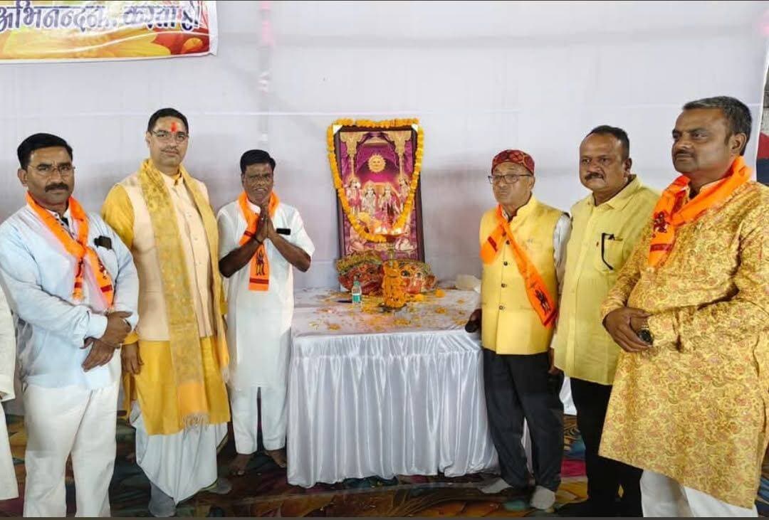 श्री आदर्श रामलीला कमेटी व्यापार मंडल के द्वारा 16 दिवसीय रामलीला का समापन
भरत मिलन एवं राज्याभिषेक के साथ रामलीला मैदान में संपन्न किया गया जो कि विगत 16 दिनों से चल रहे श्री रामचरितमानस पर आधारित रामलीला मंचन का कार्यक्रम किया गया जो भी जो की बहुत ही रोमांचक रहा। लोगो ने बाढ़ चक्र के जनता प्रत्येक दिन रामलीला कार्यक्रम को देखने में व्यस्त रही।
इस समापन के अवसर पर संरक्षक श्री गोविंद पांडे जी पूर्व सी एस पी ,श्री लक्ष्मी चंद दुबे जी से व्यापार मंडल के एवं श्री रामलीला कमेटी के अध्यक्ष राजाराम केसरी ने समापन के अवसर पर कहा कि यहां के व्यापारियों एवं जनप्रतिनिधियों का सहयोग के बदौलत यह कार्य काम संपन्न बिना किसी बाधा के शांति रूप से संपन्न हो पाया
इस कार्यक्रम में हमारे साथ कंधे से कंधा मिला करके पूर्व पार्षद वर्तमान एल्डरमैन श्री हरिदास गुप्ता जी,का बहुत ही अच्छा सहयोग रहा है एवं उपाध्यक्ष गोपाल अग्रवाल , संजय ताम्रकार ,सचिव नीरज कारीवाल ,सह सचिव किशोर गुप्ता भरत लाल गुप्ता का सभी का सहयोग सरहनी रहा जिसके कारण इतना बड़ा कार्यक्रम संपन्न हो पाया। मैं अपनी ओर से एवं रामलीला कमेटी की ओर से टीम के सभी लोगों का का हृदय से आभार व्यक्त करता हु।
दशहरा के अवसर पर हमारे सभी जन प्रतिनिधियों का आगमन राजमाता चुन कुमारी स्टेडियम में हुआ मैं रामलीला कमेटी के पदाधिकारी का प्रशासन एवं पुलिस प्रशासन, नगर निगम,पी डब्लू डी सभी का अच्छा सहयोग रहा है जिसके कारण समस्त त्योहार के शांति पूर्ण तरीके से संपन्न हो पाया है इसके लिए भी जिला प्रशासन का एवं समस्त विभागों का हृदय से आभार एवं धन्यवाद ज्ञापित करता हूं ।