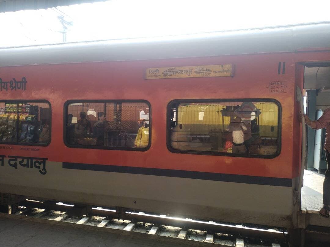 नारनौल। उदयपुर सिटी से दिल्ली सराय रोहिल्ला के बीच गाड़ी संख्या 09617/09618 के छह ट्रिप के लिए संचालन शुरू होने से रेवाड़ी–नारनौल–नीमकाथाना–रींगस–फुलेरा रेलखंड के दैनिक यात्रियों में उत्साह का माहौल है। दैनिक रेल यात्री एवं जन कल्याण संघ, नारनौल (पंजीकृत) ने इस रेल सेवा को क्षेत्र के लिए महत्वपूर्ण कदम बताते हुए रेलवे प्रशासन का आभार व्यक्त किया है। संघ का कहना है कि इस रेलखंड पर दिल्ली और राजस्थान के प्रमुख शहरों के बीच बेहतर रेल संपर्क की मांग लंबे समय से उठाई जाती रही है।
संघ के संस्थापक अध्यक्ष एवं रेल मित्र गणेश शर्मा ने बताया कि उदयपुर से दिल्ली सराय रोहिल्ला के बीच इस रेल सेवा की मांग संघ द्वारा पूर्व में लिखित रूप से भी उठाई जा चुकी है। इस ट्रेन का फुलेरा, रींगस, नीमकाथाना, नारनौल, अटेली और रेवाड़ी जैसे स्टेशनों से होकर संचालन क्षेत्र के यात्रियों के लिए उपयोगी साबित हो सकता है। इससे यात्रियों को दिल्ली और राजस्थान के बीच आवागमन का एक अतिरिक्त विकल्प मिलेगा।
उन्होंने कहा की 22 अक्टूबर 2026 को ट्रेन के संचालन के अवसर पर संघ के अध्यक्ष गणेश शर्मा, उपाध्यक्ष पूनम चंद फौजदार, संगठन प्रभारी एडवोकेट अमन जैन तथा कोषाध्यक्ष हितेंद्र कुमार सहित अन्य सदस्य नारनौल रेलवे स्टेशन पर मौजूद रहे। संघ के सदस्यों ने ट्रेन में यात्रा कर सुविधाओं का अनुभव भी साझा किया। पहले दिन यात्रियों की अच्छी संख्या देखकर इस रेल सेवा के भविष्य में नियमित होने की उम्मीद मजबूत हुई है। हालांकि नियमित संचालन का निर्णय रेलवे प्रशासन द्वारा यात्री भार एवं परिचालन संबंधी पहलुओं के आकलन के बाद लिया जाएगा।
उपाध्यक्ष पूनम चंद फौजदार ने कहा कि क्षेत्र को बेहतर रेल संपर्क उपलब्ध करवाने के लिए ऐसी सेवाओं का विस्तार आवश्यक है। यदि इस ट्रेन को नियमित किया जाता है, तो दैनिक यात्रियों, व्यापारियों तथा अन्य यात्रियों को लाभ मिल सकता है।
संगठन प्रभारी एडवोकेट अमन जैन ने कहा कि संघ क्षेत्र की रेल समस्याओं और यात्री सुविधाओं को लेकर लगातार रेलवे प्रशासन के समक्ष मांगें रखता रहा है। संघ भविष्य में भी इस रेलखंड पर अधिक उपयोगी रेल सेवाएं उपलब्ध करवाने के लिए प्रयास जारी रखेगा।
कोषाध्यक्ष हितेंद्र कुमार ने कहा कि संघ की एक प्रमुख भावी मांग जयपुर के खातीपुरा स्टेशन से श्री माता वैष्णो देवी कटरा के लिए नई रेल सेवा शुरू करवाना है। संघ चाहता है कि रेलवे की परिचालन एवं उपलब्धता संबंधी सुविधाओं के अनुसार इस ट्रेन का साप्ताहिक संचालन शुरू किया जाए। इस मांग को लेकर भी प्रयास किए जा रहे हैं और संघ को उम्मीद है कि भविष्य में यात्रियों को इस दिशा में सकारात्मक परिणाम मिल सकते हैं।
दैनिक रेल यात्री एवं जन कल्याण संघ, नारनौल (पंजीकृत) ने रेलवे प्रशासन से उदयपुर–दिल्ली सराय रोहिल्ला स्पेशल ट्रेन के यात्री भार एवं परिचालन की समीक्षा कर इसे नियमित करने की दिशा में विचार करने का अनुरोध किया है। साथ ही जयपुर–खातीपुरा से श्री माता वैष्णो देवी कटरा के लिए नई रेल सेवा शुरू करने की मांग पर भी सकारात्मक कार्रवाई की अपेक्षा जताई है। <nis:link nis:type=tag nis:id=narnaulnews nis:value=narnaulnews nis:enabled=true nis:link/> <nis:link nis:type=tag nis:id=indianews16 nis:value=indianews16 nis:enabled=true nis:link/>