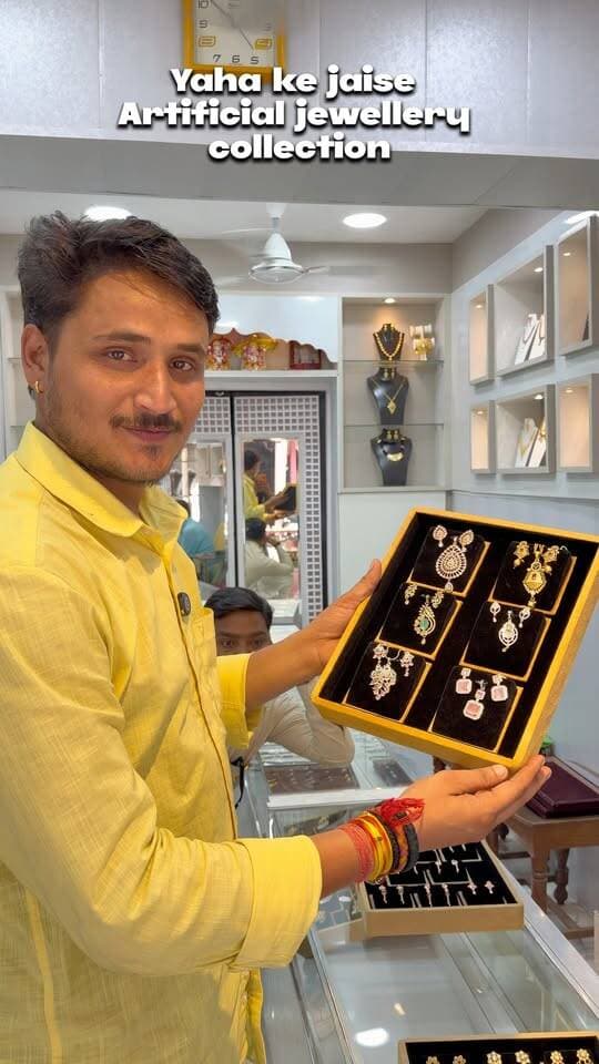 ✨ बाराबंकी में ज्वेलरी का शानदार कलेक्शन! 💎
घंटाघर रोड की मेन मार्केट स्थित सोना चांदी ज्वेलर्स पर पाइए 1 ग्राम गोल्ड, एंटीक, कुंदन, AD और साउथ इंडियन टेंपल डिजाइन ज्वेलरी का खूबसूरत कलेक्शन। ❤️
💍 शुद्ध सोने-चाँदी के आभूषण और डायमंड ज्वेलरी भी उपलब्ध!
✨ 30 साल से भी ज्यादा का भरोसा और अनुभव।
📍 लोकेशन: घंटाघर रोड, मेन मार्केट, बाराबंकी
📞 9839502663
#SonaChandiJewellers #Barabanki #JewelleryCollection #ArtificialJewellery