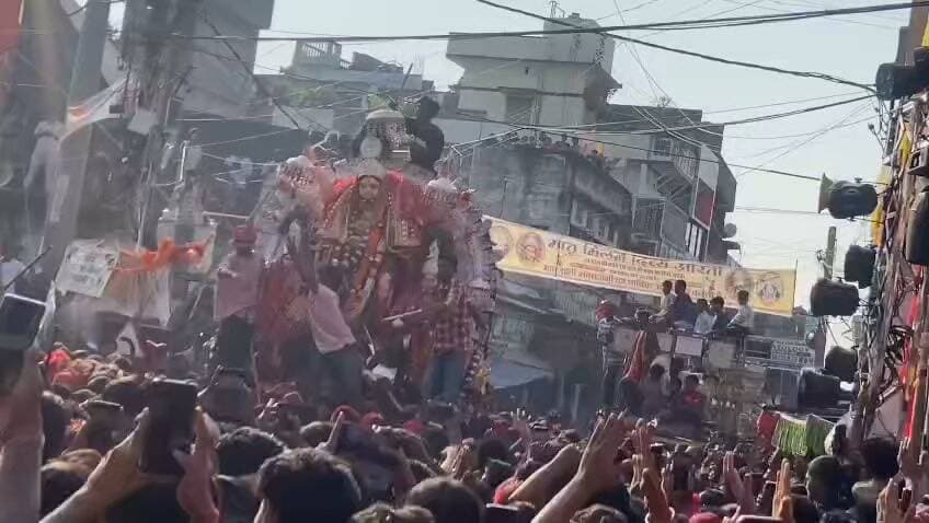 🔴🔱 लाल-लाल चुनरी सितारों वाली, जिसे ओढ़ के आई मां शेरावाली! 🙏❤️🚩
मुंगेर की ऐतिहासिक बड़ी देवी शादीपुर की विसर्जन शोभायात्रा में मां के जयकारों से गूंज उठा पूरा शहर। मां दुर्गा की विदाई में उमड़ा आस्था और भक्ति का जनसैलाब। ❤️🌺 जय माता दी! 🙏🚩
#बड़ीदेवी #शादीपुरबड़ीदेवी #मुंगेर #मांशेरावाली #जयमातादी #जयमांदुर्गा #दुर्गाविसर्जन #विसर्जनशोभायात्रा #मुंगेरकीबड़ीदेवी #बिहार #Munger #BadiDevi #DurgaVisarjan #JaiMataDi #MaaDurga #SherawaliMata