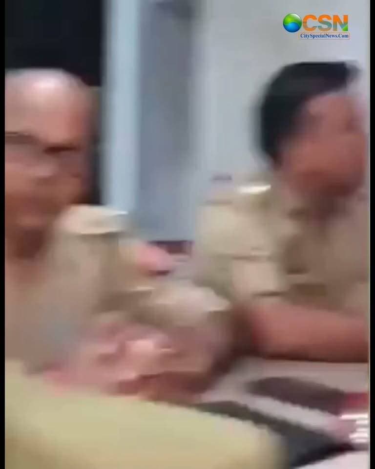 1000 की लकड़ी 32 हजार का चालान.. किसान की सूचना पर थाने पहुंचे विधायक ने दरोगा जी की लगा दी क्लास।
दरअसल यूपी के सीतापुर जिले में तूफान में गिरी बबूल की लकड़ियों को किसान ऑटो रिक्शा में डालकर घर लेकर जा रहा था...तभी रास्ते में दरोगा ने किसान के दोनों ऑटो रुकवा लिए।
किसान से लकड़ियों के बारे में पूछताछ करने के बाद दरोगा ने दोनों ऑटो का 32000 का चालान बना दिया।
फिर क्या था -
किसान ने क्षेत्रीय BJP विधायक ज्ञान तिवारी को फोन कर पूरे मामले की जानकारी दी। विधायक ने किसान को चौकी पहुंचने को कहा और खुद भी चौकी पहुंच गए।
आगे क्या हुआ आप खुद देख लीजिए
#SitapurNews #UPNews #ViralNews #BreakingNews #GyanTiwari #BJPMLA #UttarPradeshNews #KisanNews #किसान #सीतापुर #उत्तरप्रदेश #विधायकज्ञानतिवारी #पुलिसकार्रवाई #32000KaChallan #32HazaarKaChallan #DarogaJi #UPPolice #किसानकीआवाज #ViralVideo #HindiNews #TrendingNews #PublicIssue #PoliceVsFarmer #CitySpecialNews #LatestNews #ViralReels #NewsUpdate #जनताकीआवाज #किसानकीसमस्या #सोशलमीडिया_वायरल