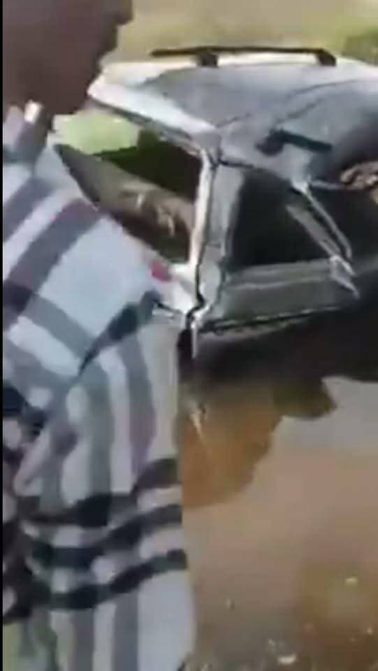 जालौन : बच्चों से भरी स्कूली वैन को डीसीएम ने मारी टक्कर, खंती में पलटी वैन, वैन में एक दर्जन से अधिक सवार थे स्कूली बच्चे, मौके पर पहुंचे राहगीरो ने पुलिस को दी सूचना, पुलिस ने बच्चों को रेस्क्यू कर निकाला बाहर, बच्चों को आई मामूली चोट एक बच्चे की हालत गंभीर, जालौन के एट थाना क्षेत्र के कोटरा पुल की घटना!!