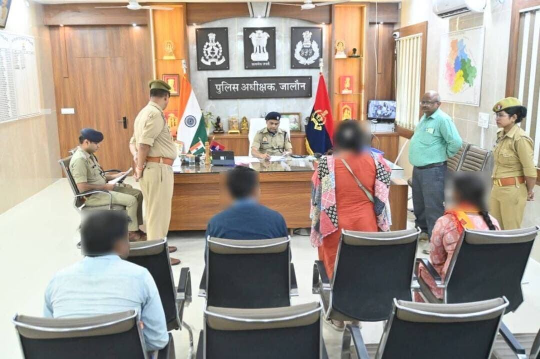 पुलिस अधीक्षक जालौन, श्री सुरेश चन्द्र रावत द्वारा क्षेत्राधिकारी व थाना प्रभारीगण के साथ गूगल मीट के माध्यम से वर्चुअली जनसुनवाई कर थानों/कार्यालयों में आए हुए फरियादियों की समस्याओं को सुना गया तथा उनकी समस्याओं के उचित, गुणवत्तापूर्ण व समयबद्ध निस्तारण हेतु संबंधित को आवश्यक दिशा-निर्देश दिये गये!! #fecebookpost #photographychallengechallenge