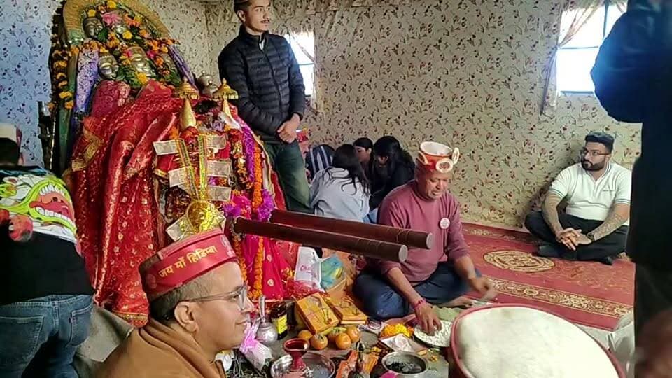 माता हडिम्बा के दर्शन करने पहुंच रहे श्रदालु लाइव। Kullu Times