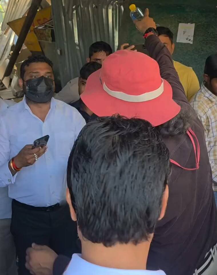 अतिक्रमण हटाने की कार्रवाई के दौरान एक जमीन मालिक एवं एडवोकेट की टाउन एंड कंट्री प्लानिंग विभाग की टीम के साथ तीखी बहस हो गई। 🔴 जमीन मालिक का आरोप: स्टे होने के बावजूद विभाग कार्रवाई कर रहा था। 🔥 बहस के दौरान प्लानिंग ऑफिसर को दो मिनट में बर्खास्त कराने की धमकी देने का भी आरोप। 📍 मौलीसरी रोड, DLF-3, गुरुग्राम #DLF3 #highcourt #gurgaon #Stay #DemolitionDrive #DTPE #AmitMadholia