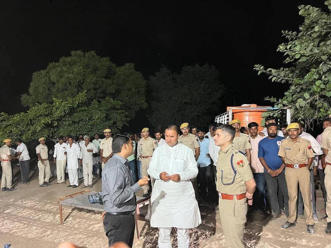 फलोदी जिले के लोहावट उपखंड के पूनियों की ढाणी (नौसर) गाँव में माधाराम विश्नोई पुनिया के ट्यूबेल पर कृषा के रूप में कार्य कर रहे पांचाराम भील का 8-9 वर्षीय बेटा भोमाराम के दोपहर 12:30 बजे करीब बोरवेल में गिर गया।
बताया जा रहा है कि बोरवेल खराब थी और पंप मोटर ठीक करवाने के बाहर निकाला हुआ था। जिस दौरान बोरवेल ढकी हुई नहीं होने से खेलते समय बच्चा अंदर गिर गया।
घटना की सूचना मिलने के बाद मौके पर जिला एवं पुलिस प्रशासन द्वारा SDRF टीम के सहयोग से बच्चे को सुरक्षित एवं जीवित बाहर निकालने के लिए रेस्क्यू अभियान चलाया है. इस दौरान फलोदी जिला कलक्टर अंकित कुमारसिंह व पुलिस अधीक्षक आदित्य काकडे ने मौके पर पहुंच घटनास्थल का जायजा लिया।
हम ईश्वर से प्रार्थना करते है कि मासूम भोमाराम को सकुशल बाहर निकाला जाए और वह जल्द से जल्द अपने परिवार के बीच लौटे।
#नौसर #घटना #बोरवेल