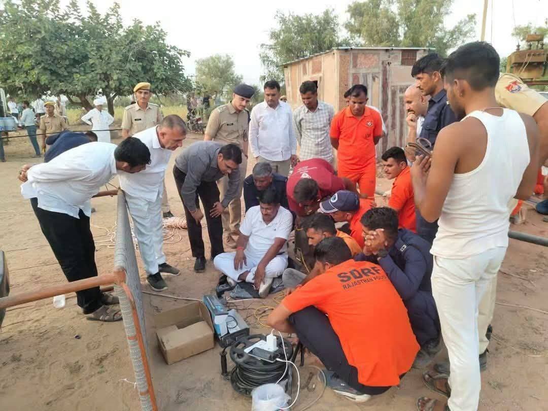 फलोदी जिले की लोहावट उपखंड क्षेत्र के नोसर गांव में पांचाराम भील का मासूम बच्चा खेलते-खेलते करीब 1200 फिट गहरे बोरवेल में गिर गया है, जो 610 फिट पर अटका बताया जा रहा है।
बच्चा अभी सुरक्षित है। फलोदी कलेक्टर एवं एसपी सहित प्रशासनिक अधिकारी घटनास्थल पर मौजूद हैं और बच्चे को सुरक्षित बाहर निकालने के लिए लगातार रेस्क्यू प्रयास जारी हैं।
ईश्वर से प्रार्थना है कि मासूम सकुशल बोरवेल से बाहर आए