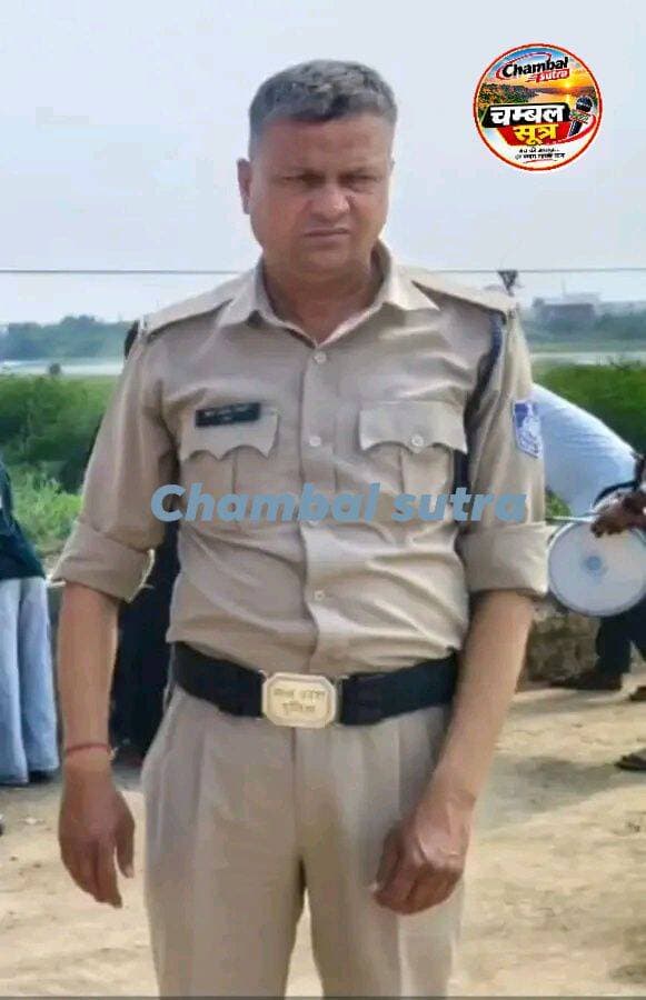 मुरैना-बेहद दुःखद घटना सिविल लाइन थाने में पदस्थ आरक्षक ओमप्रकाश तिवारी जी ड्यूटी के दौरान हुए हादसे का शिकार इलाज के लिए ग्वालियर जाते समय तोडा दम..
पुलिस से पहले देश की सेना में भी अपनी सेवाएं दे चुके है आपने सेना से रिटायरमेंट के बाद पुलिस विभाग को चुना और अपने कर्तव्यों को पूरा करते हुए आप शहीद हो जाये
ईश्वर आपकी आत्मा को शांति दें
परिजनों को दुख सहन करने की शक्ति दें
ॐ शांति ॐ शांति ॐ शांति
